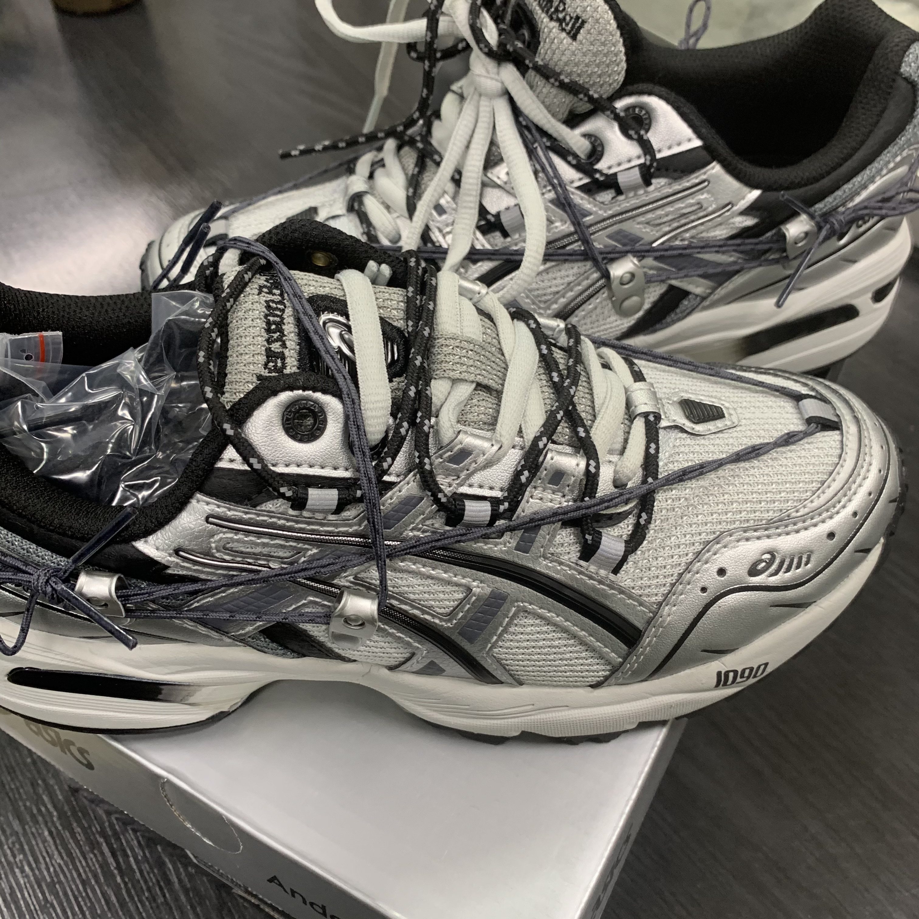 Asics x Andersson Bell Gel-1090 Glacier Grey Silver 착용 스타일