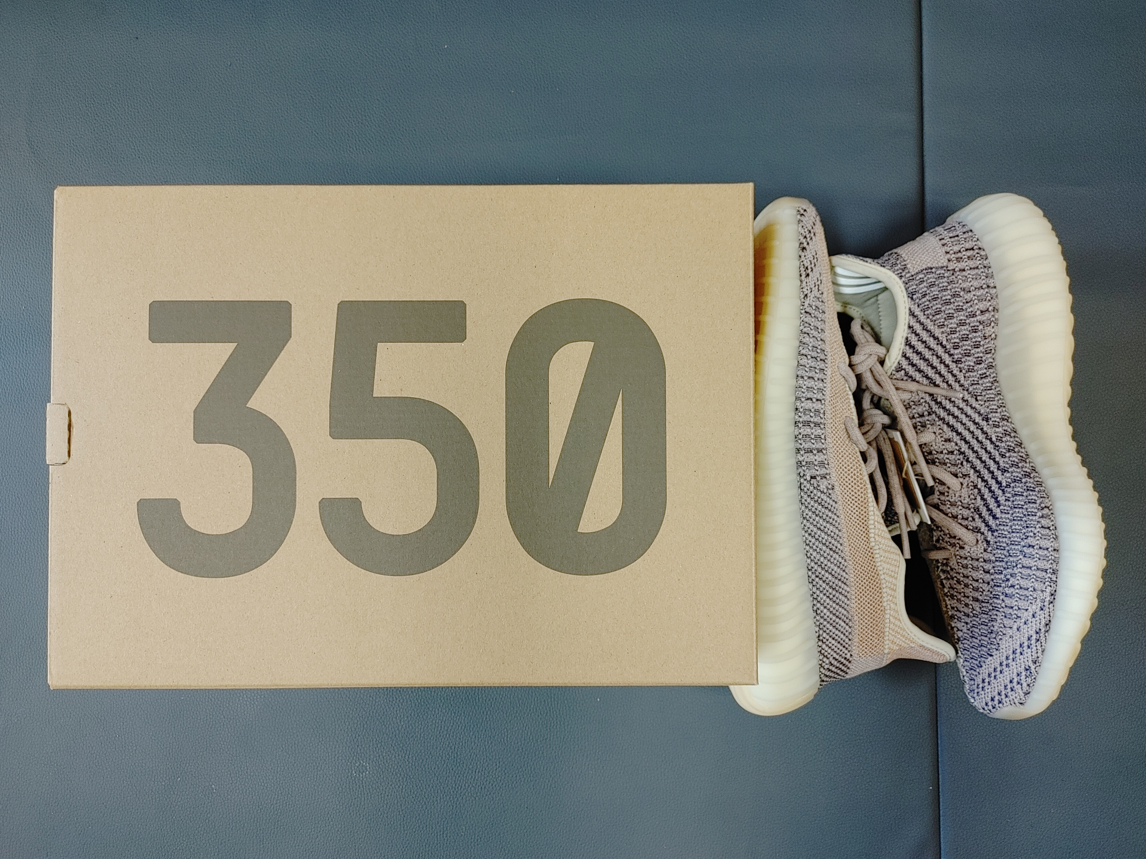Adidas Yeezy Boost 350 V2 Ash Pearl 착용 스타일 - 2