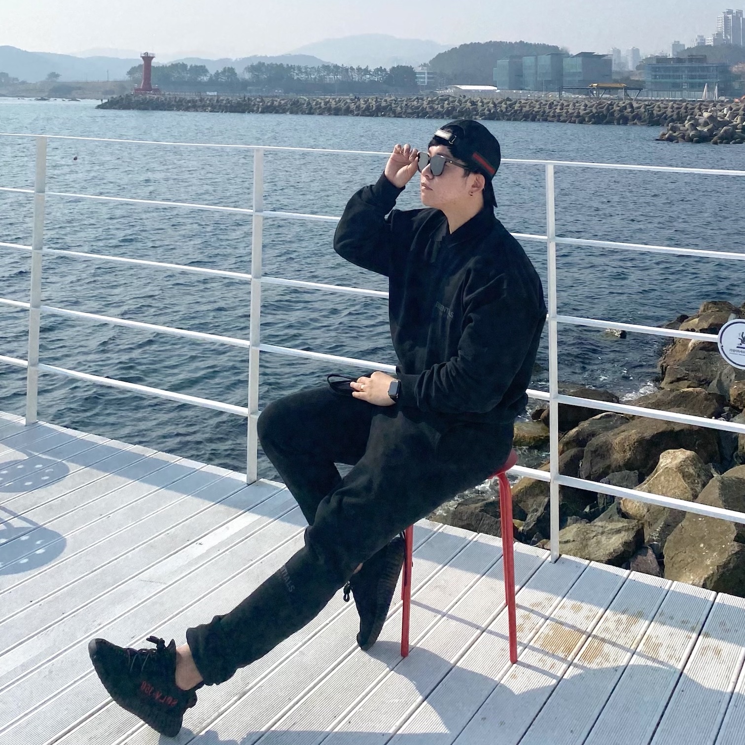 Adidas Yeezy Boost 350 V2 Black Red 2020, Essentials Long Sleeve Boxy Polo Black - 20FW 착용 스타일