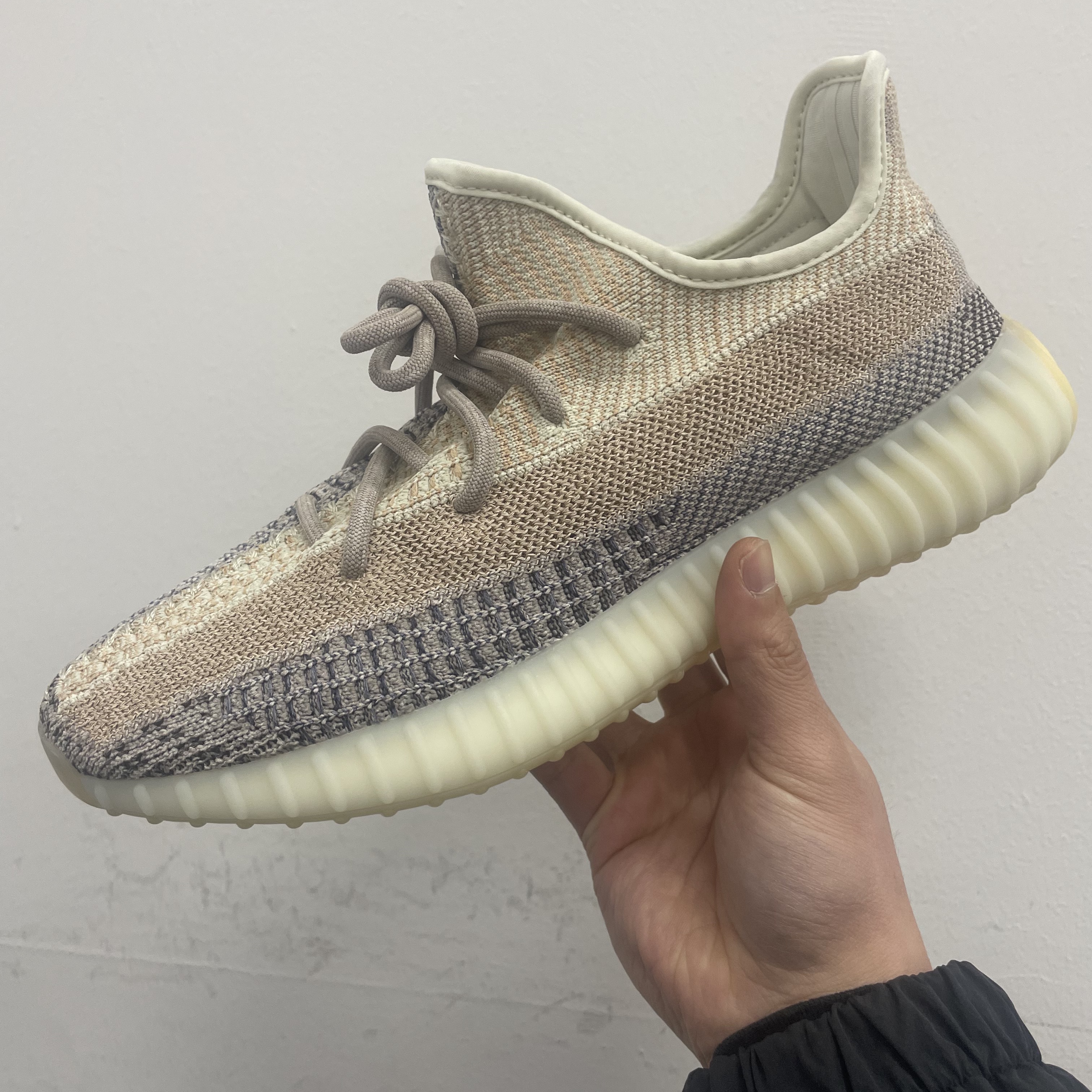 Adidas Yeezy Boost 350 V2 Ash Pearl 착용 스타일