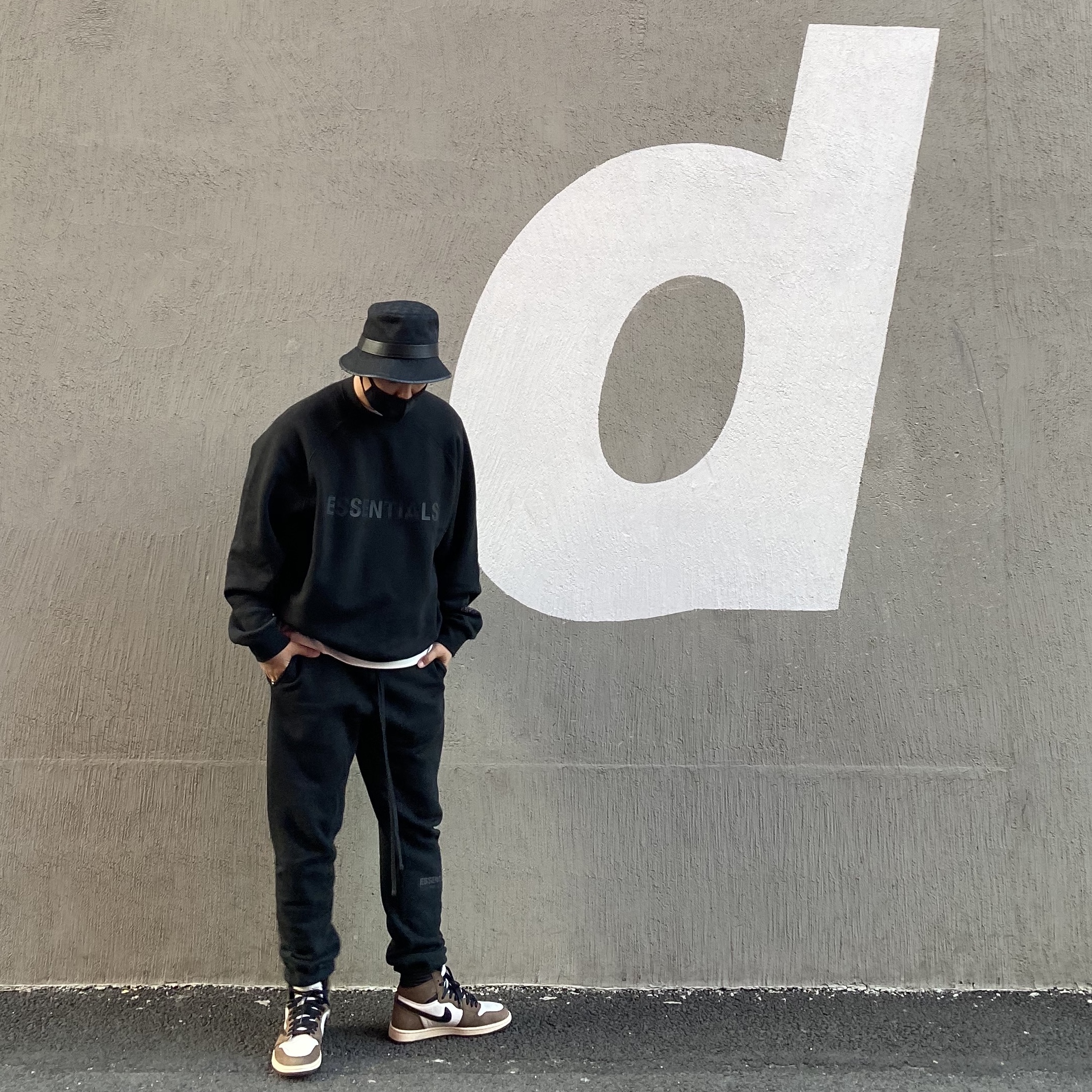 Essentials Sweatpants Dark Slate/Black 2020, Essentials 3D Silicon Applique Crewneck Dark Slate/Black 2020 착용 스타일