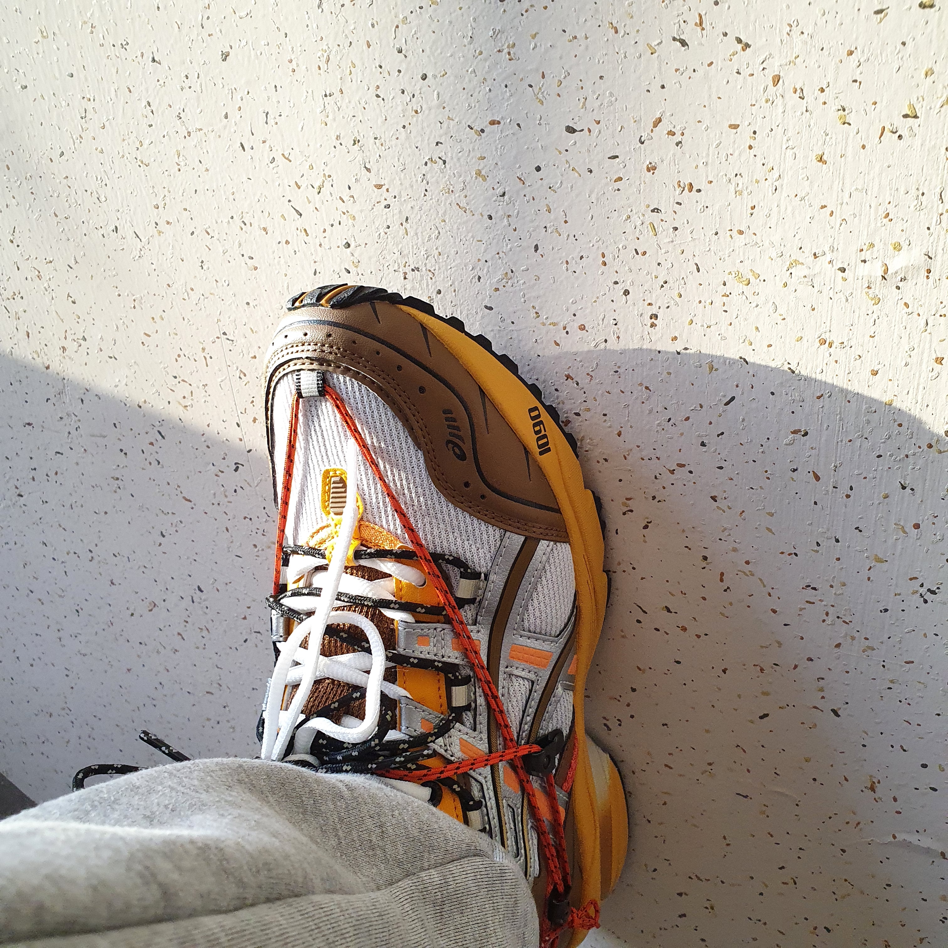 Asics x Andersson Bell Gel-1090 White Orange 착용 스타일 - 2