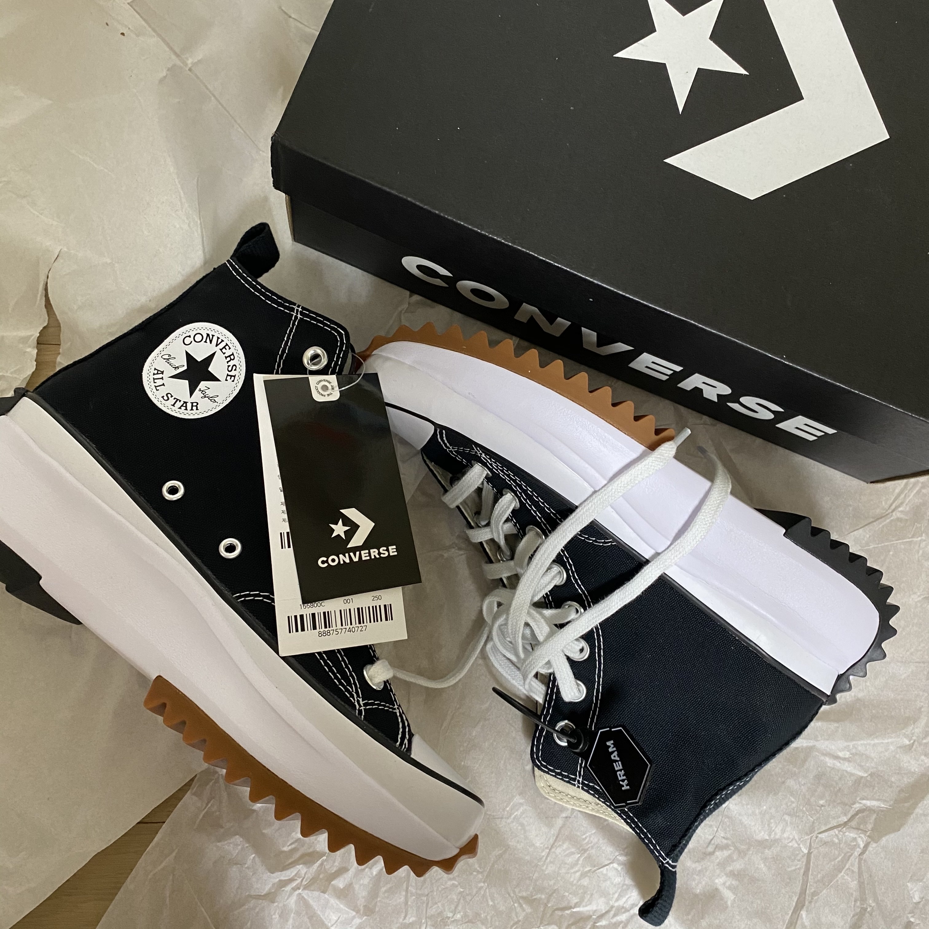 Converse Run Star Hike Hi Black White Gum 착용 스타일 - 3