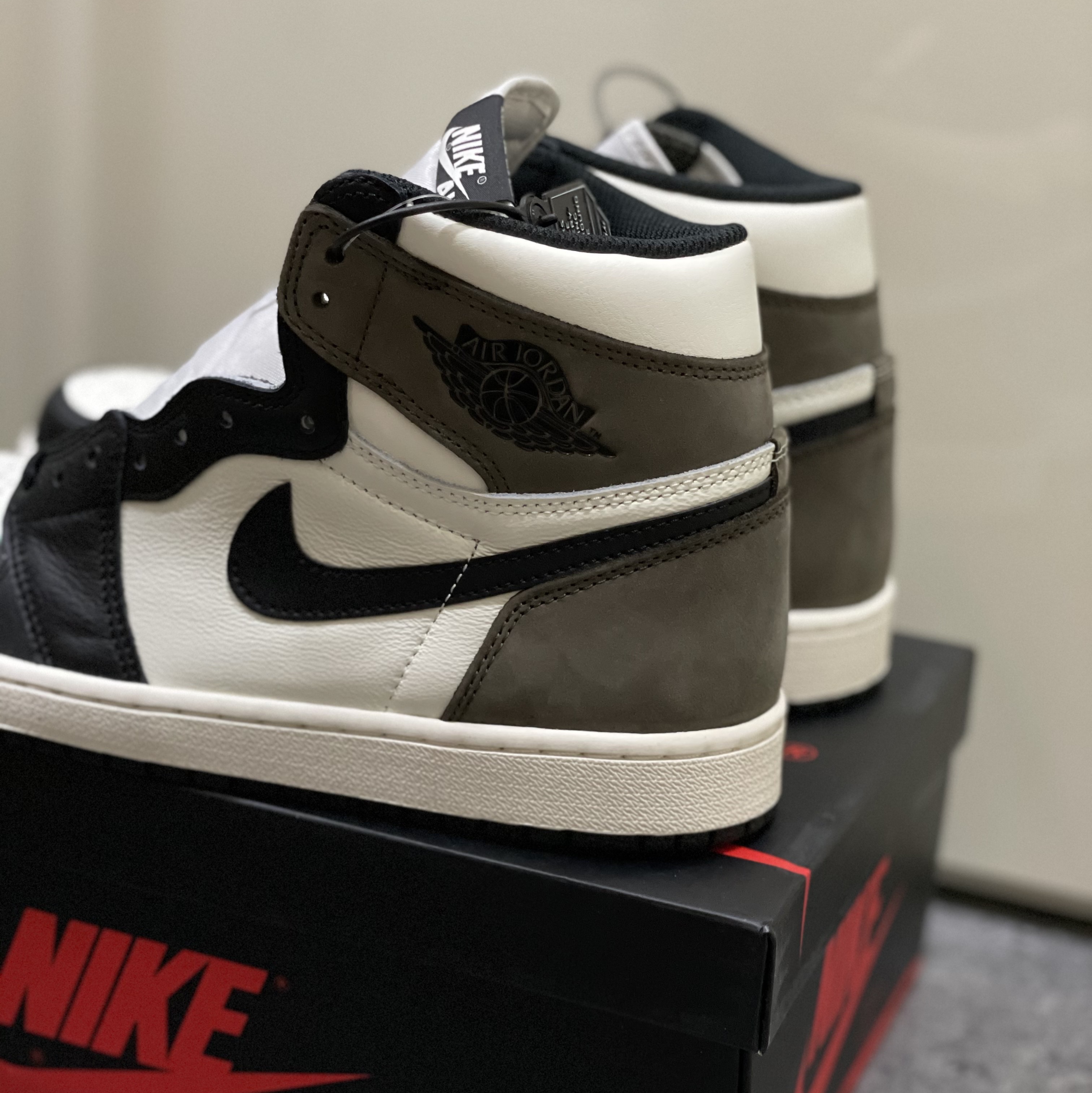 Jordan 1 Retro High OG Black Mocha 착용 스타일 - 3
