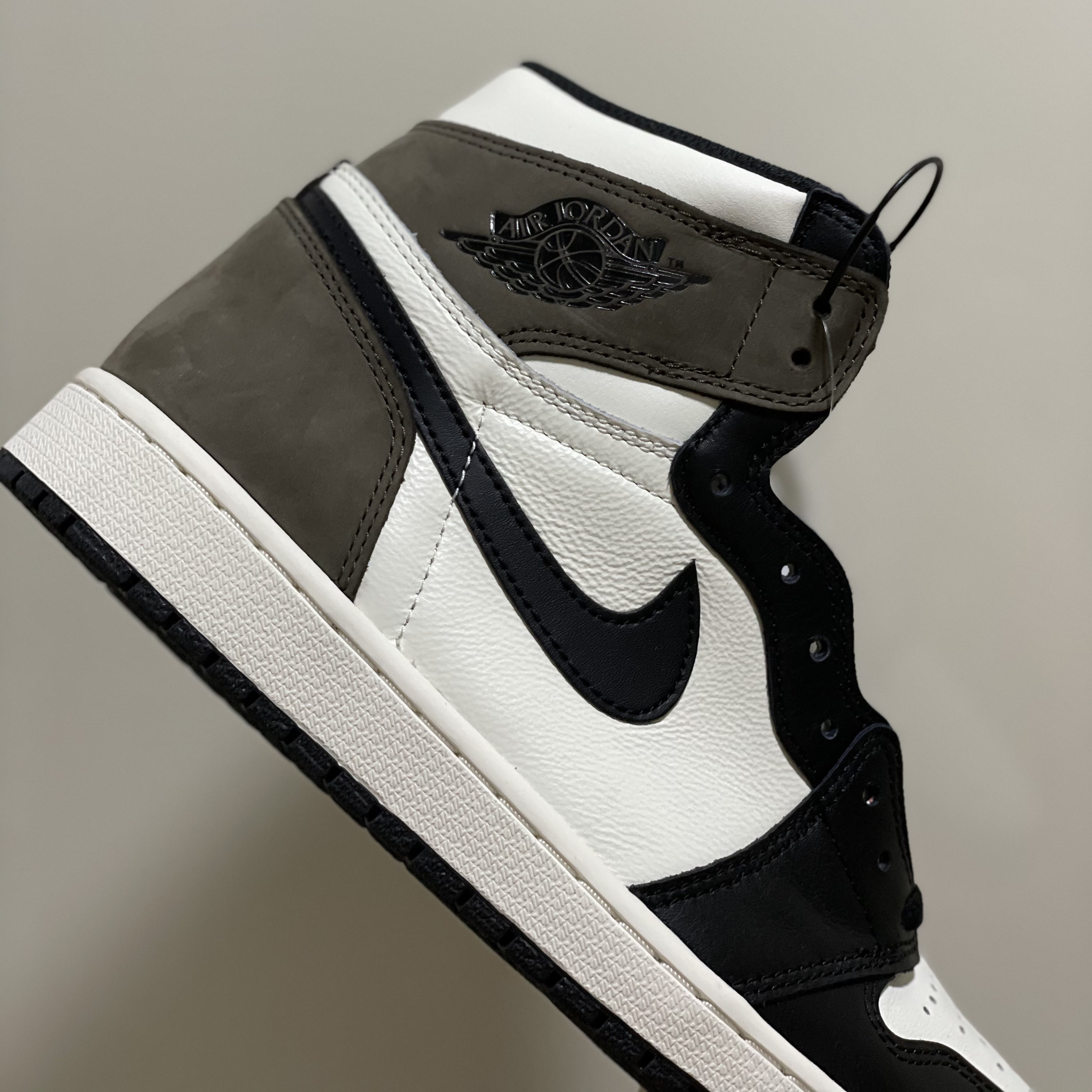 Jordan 1 Retro High OG Black Mocha 착용 스타일 - 4