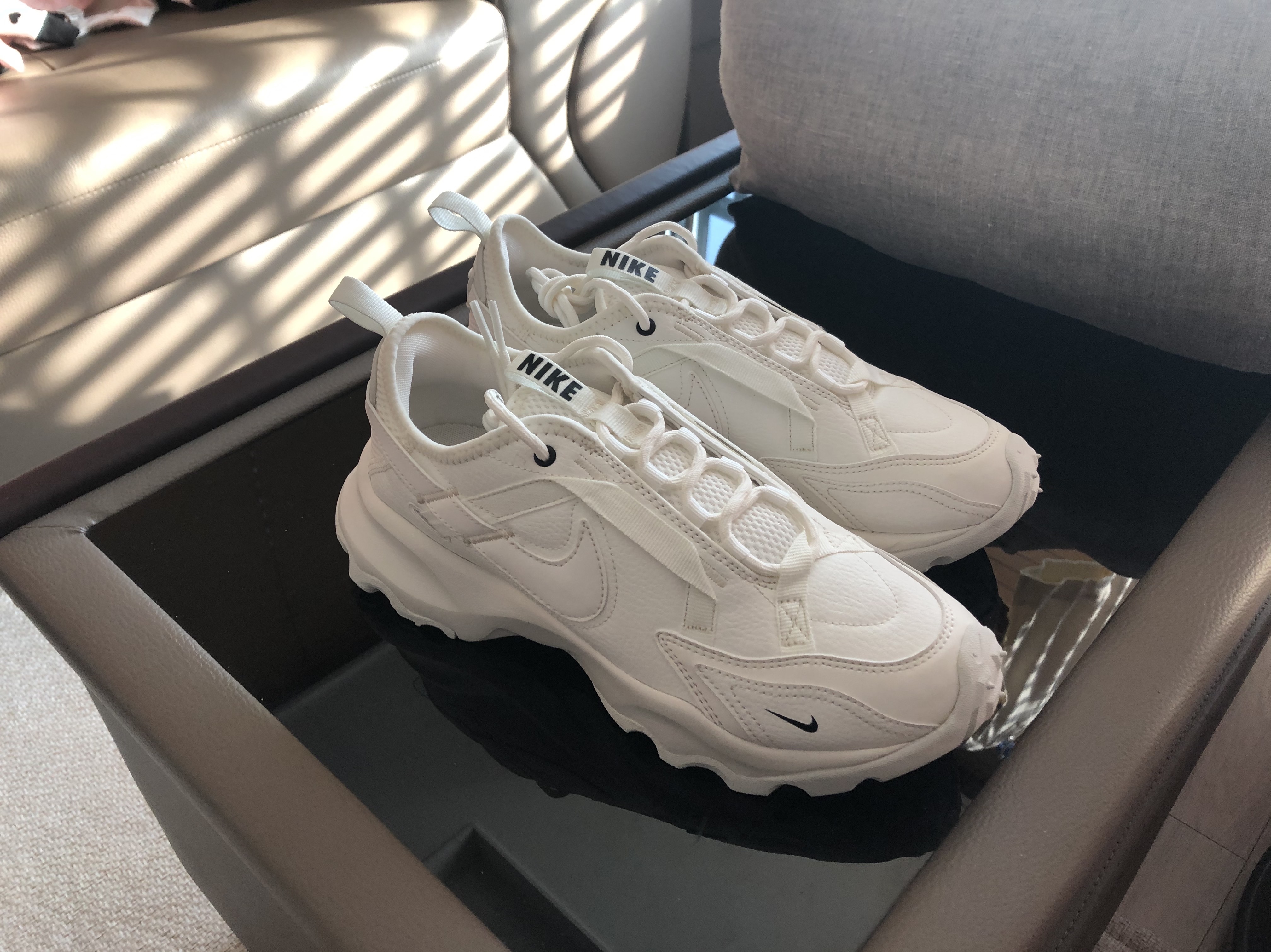 (W) Nike TC 7900 Summit White 착용 스타일