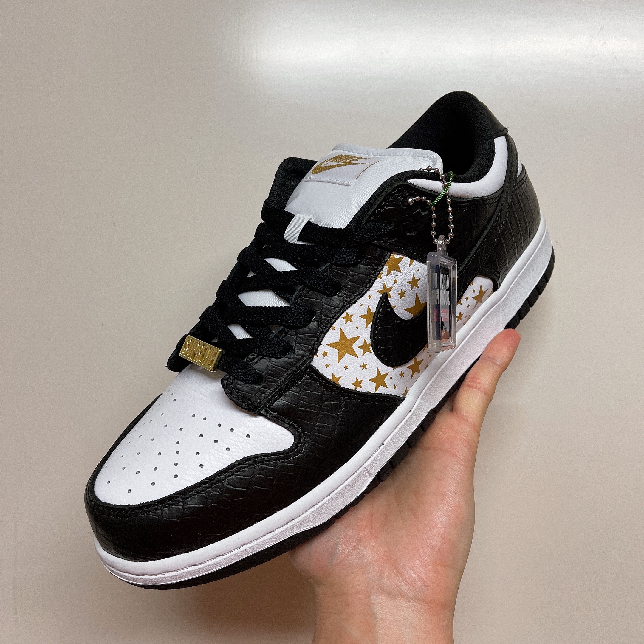 Nike x Supreme SB Dunk Low Black 착용 스타일 - 2