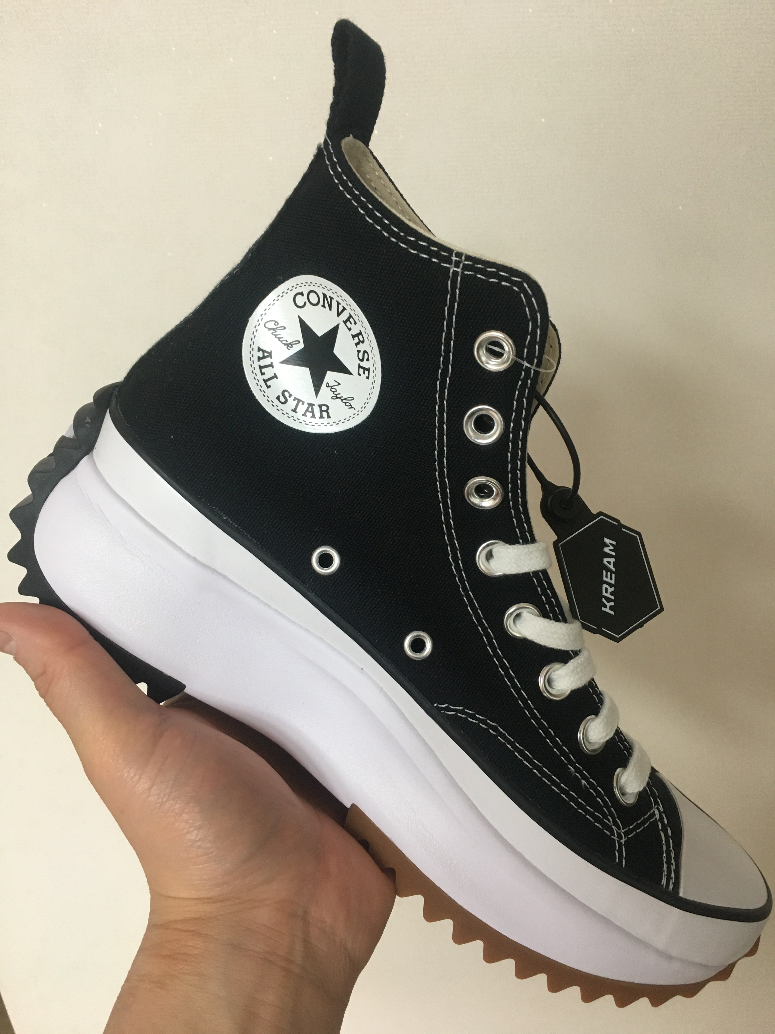 Converse Run Star Hike Hi Black White Gum 착용 스타일 - 1