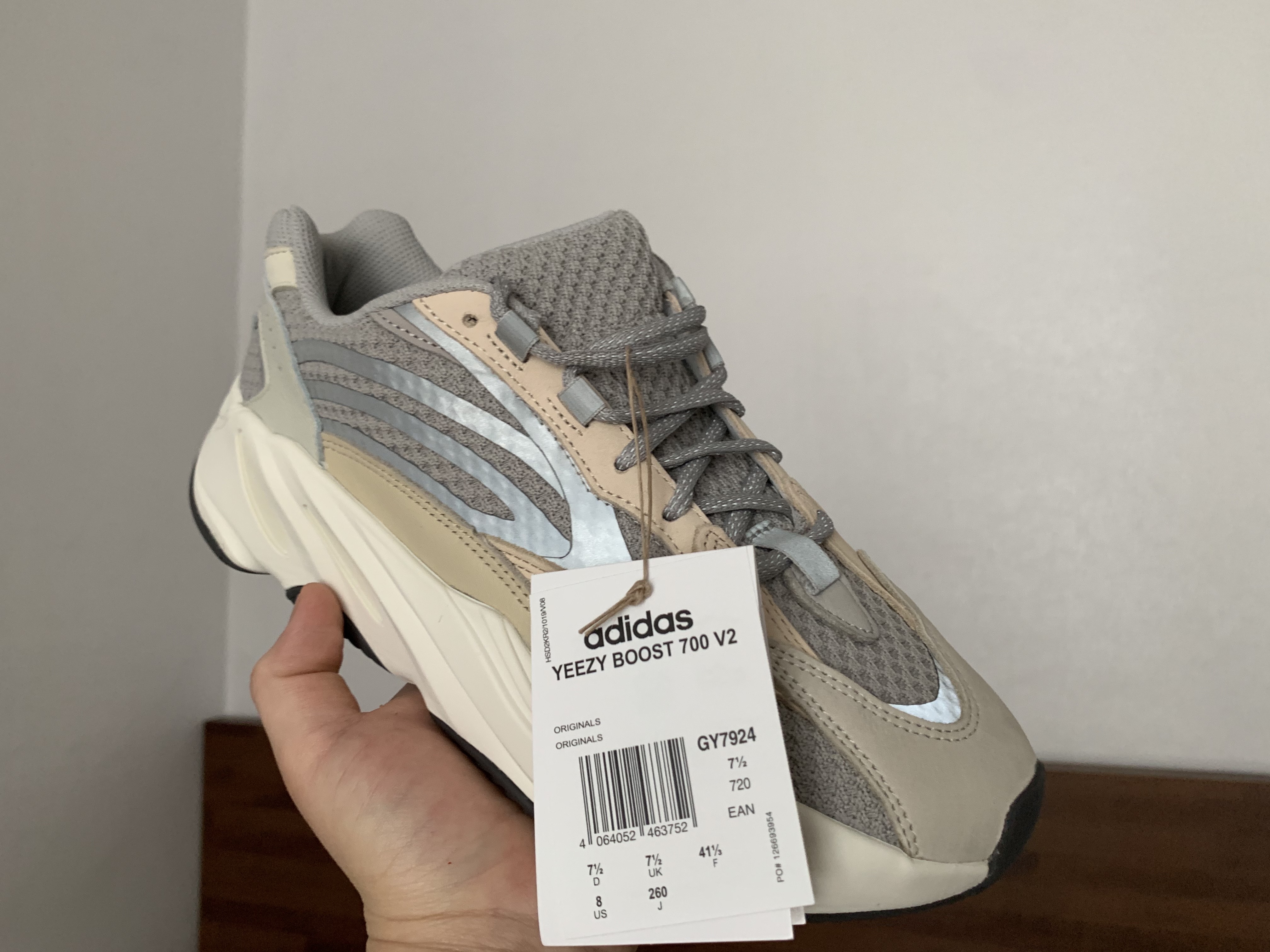 Adidas Yeezy Boost 700 V2 Cream 착용 스타일 - 1