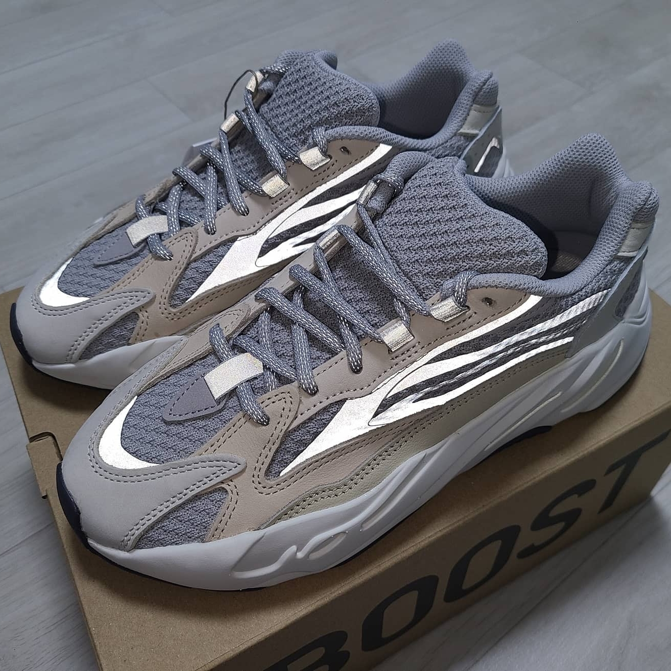 Adidas Yeezy Boost 700 V2 Cream 착용 스타일 - 3