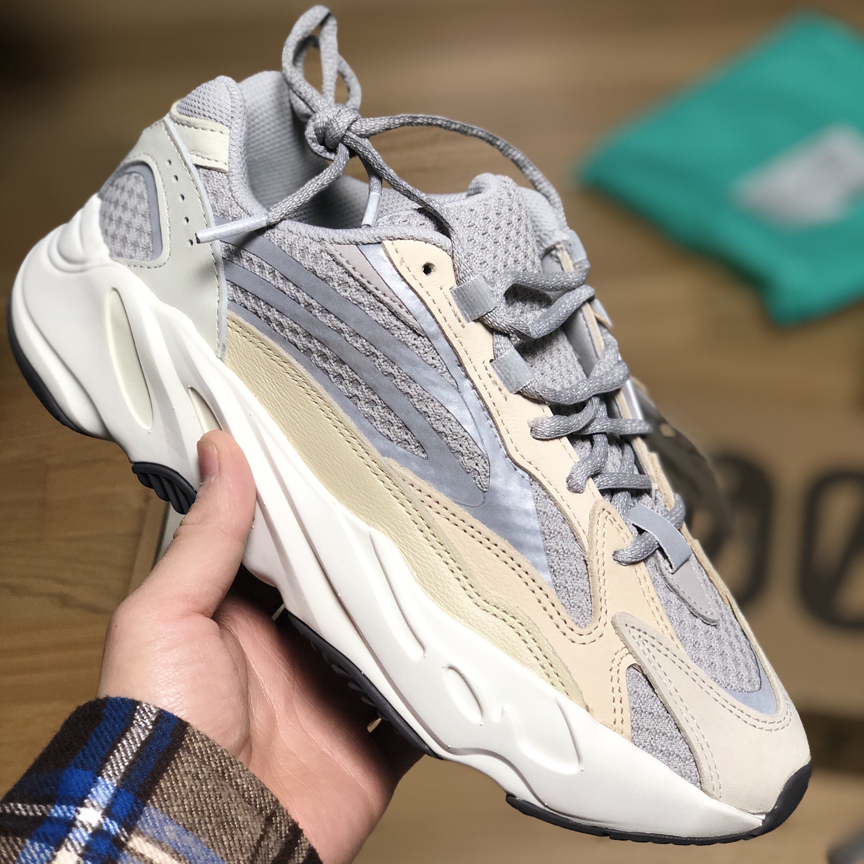 Adidas Yeezy Boost 700 V2 Cream 착용 스타일