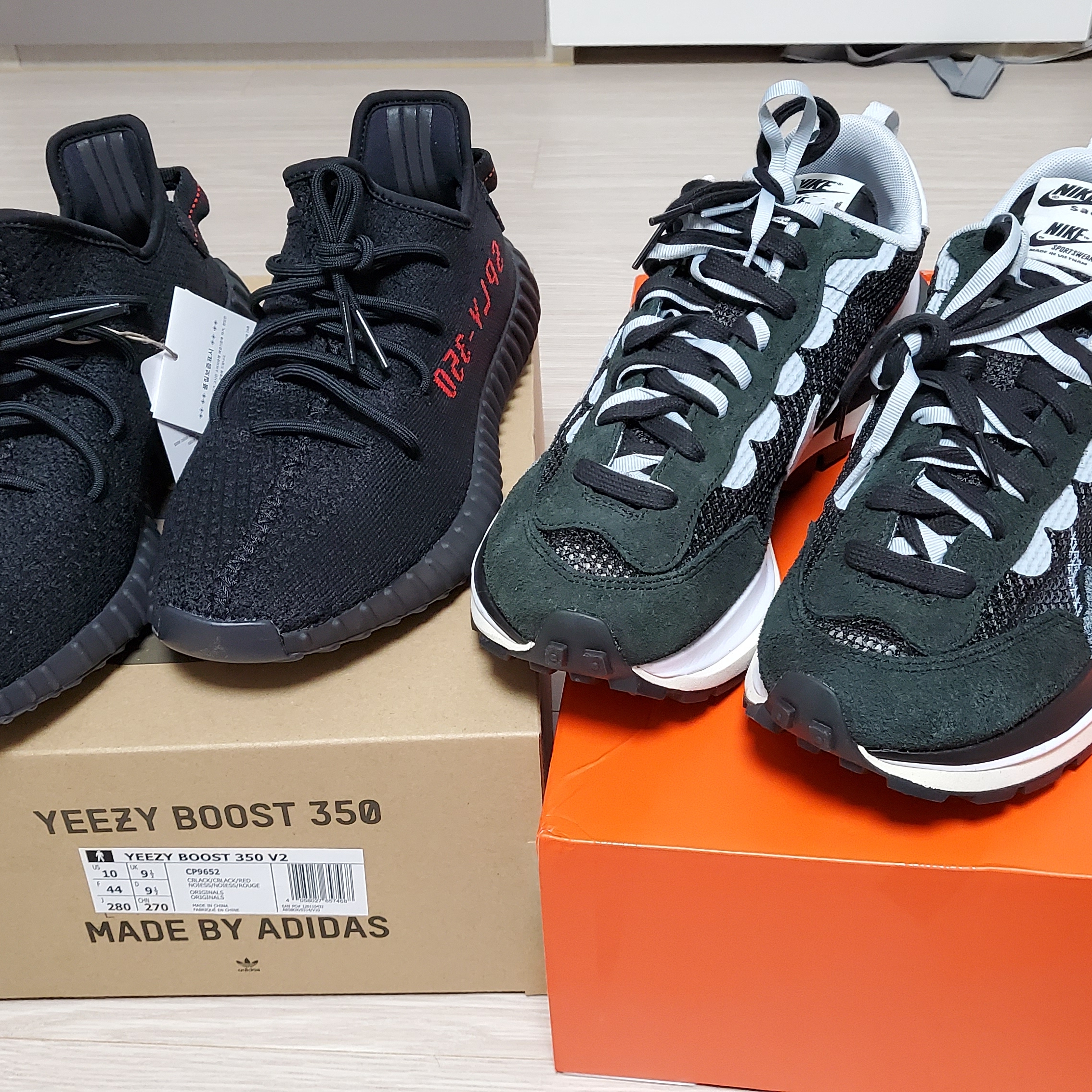 Nike x Sacai VaporWaffle Black White, Adidas Yeezy Boost 350 V2 Black Red 2020 착용 스타일 - 1