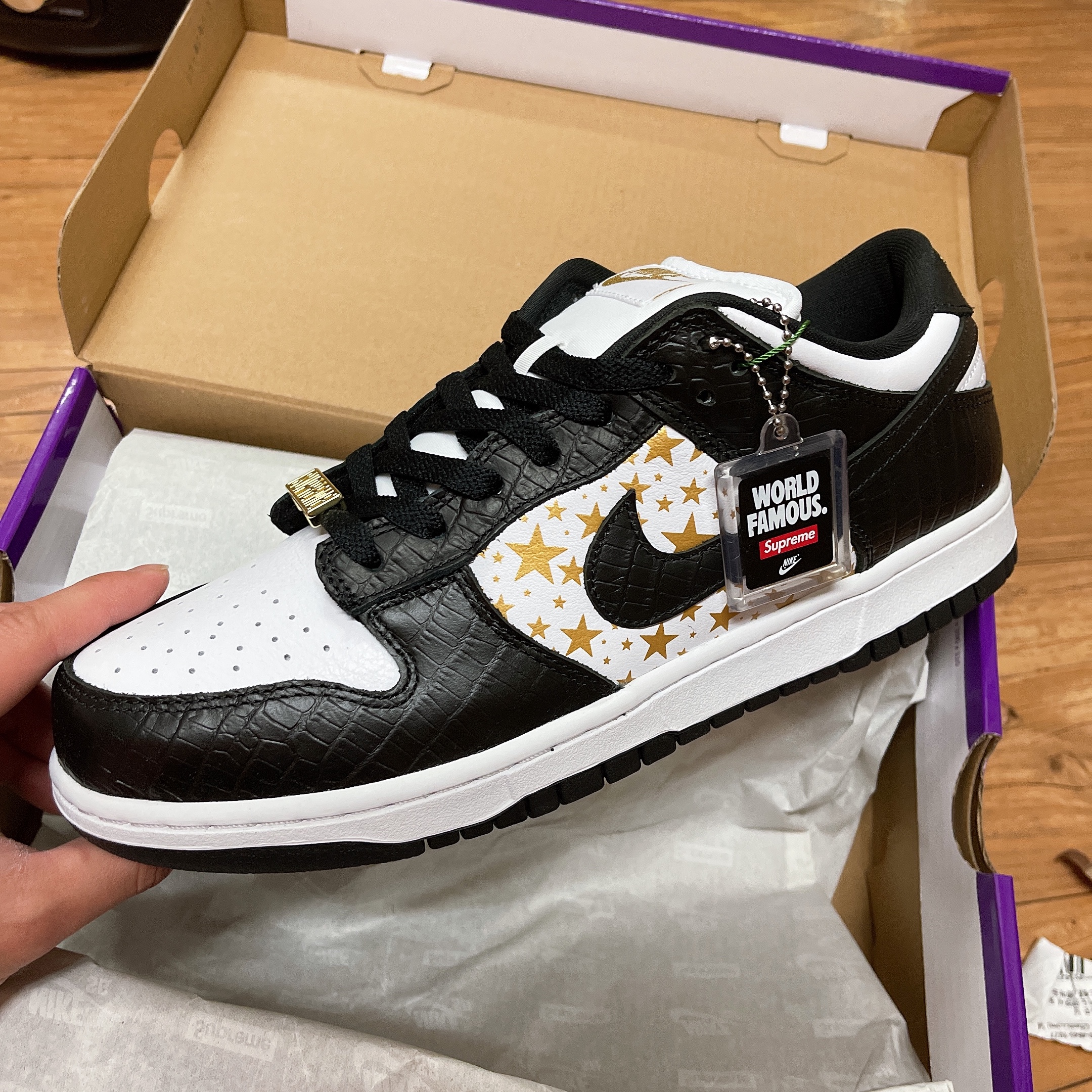 Nike x Supreme SB Dunk Low Black 착용 스타일 - 3