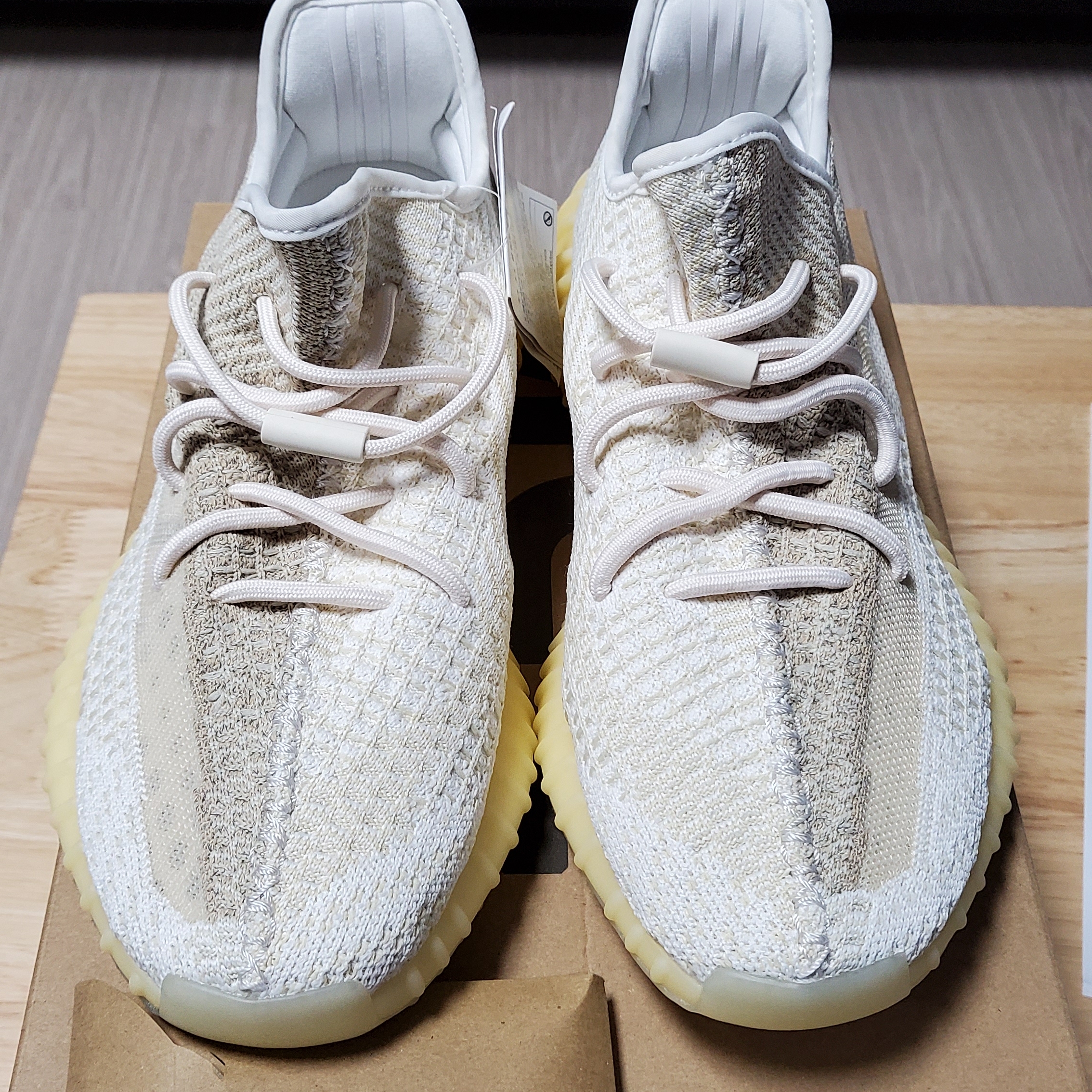 Adidas Yeezy Boost 350 V2 Natural 착용 스타일 - 2
