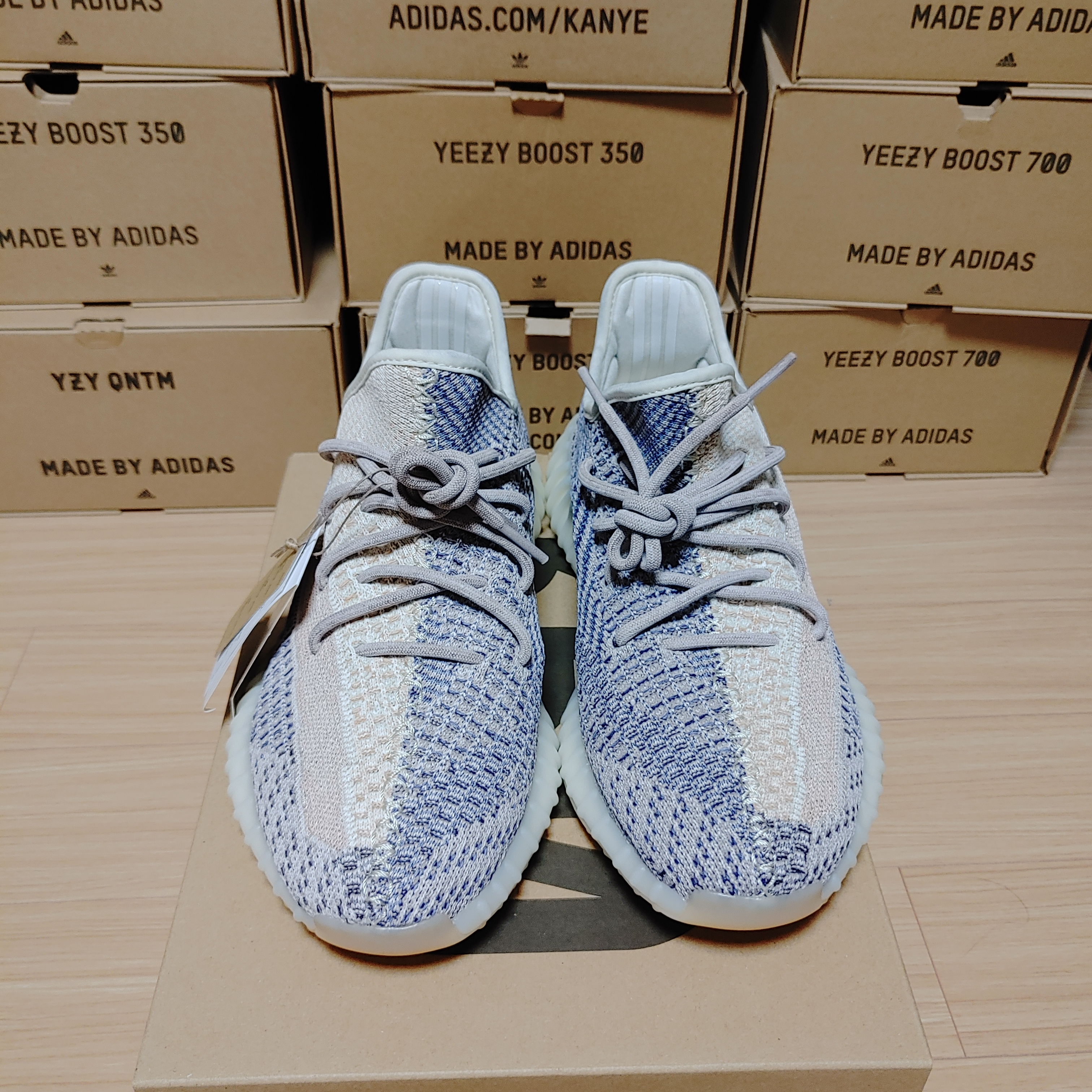 Adidas Yeezy Boost 350 V2 Ash Pearl 착용 스타일 - 4