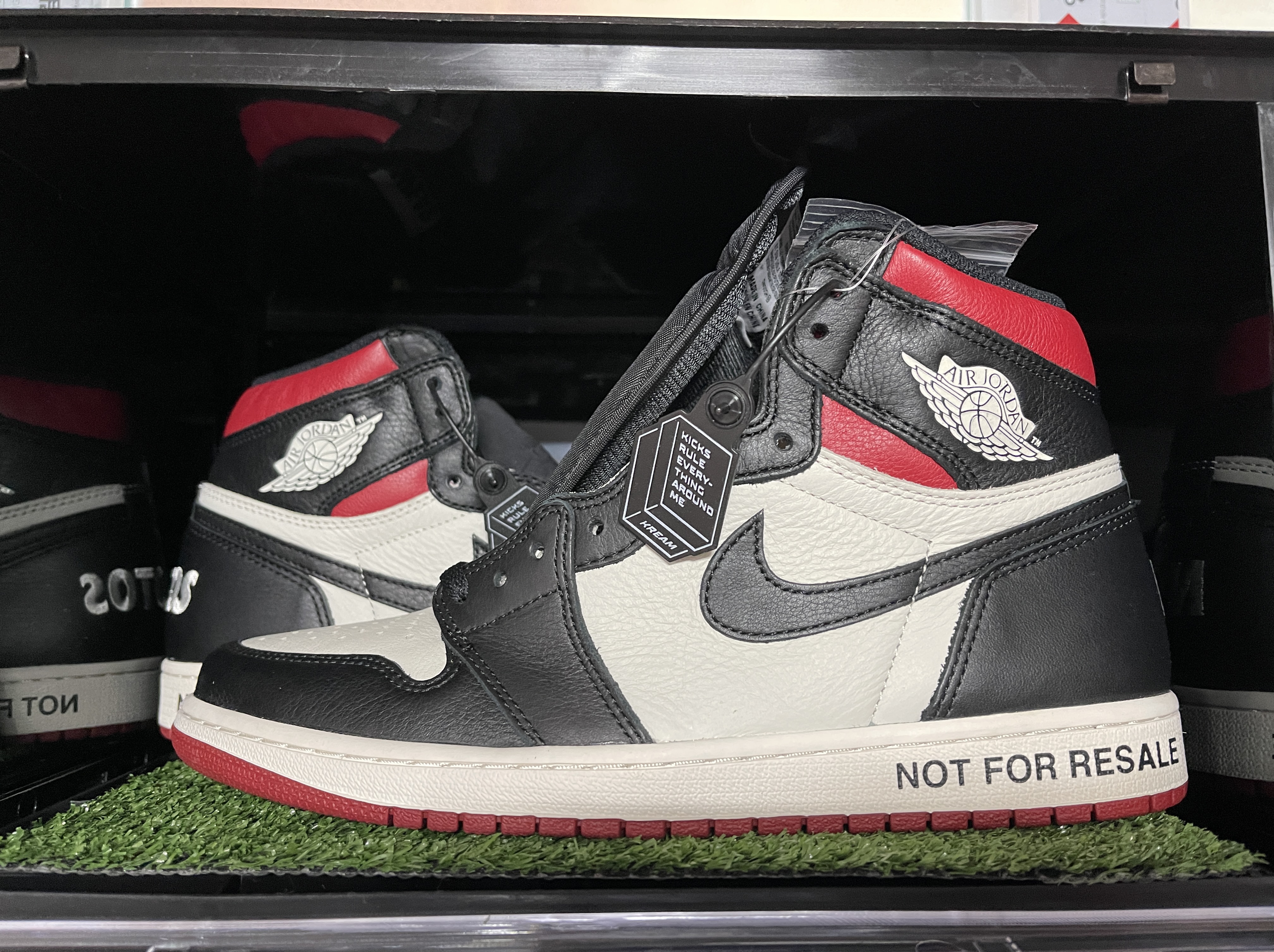 Jordan 1 Retro High Not for Resale Varsity Red 착용 스타일