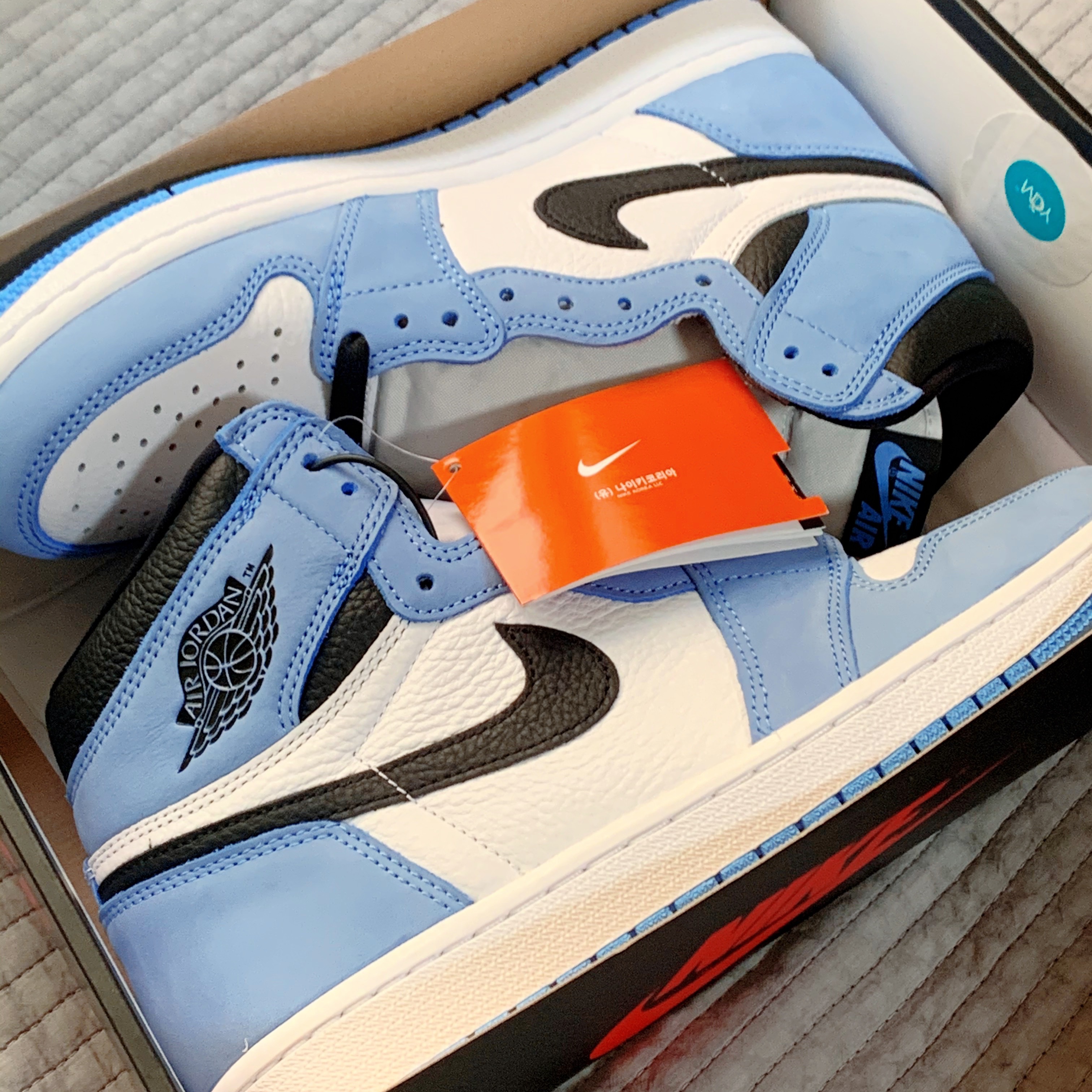 Jordan 1 Retro High OG University Blue 착용 스타일 - 2