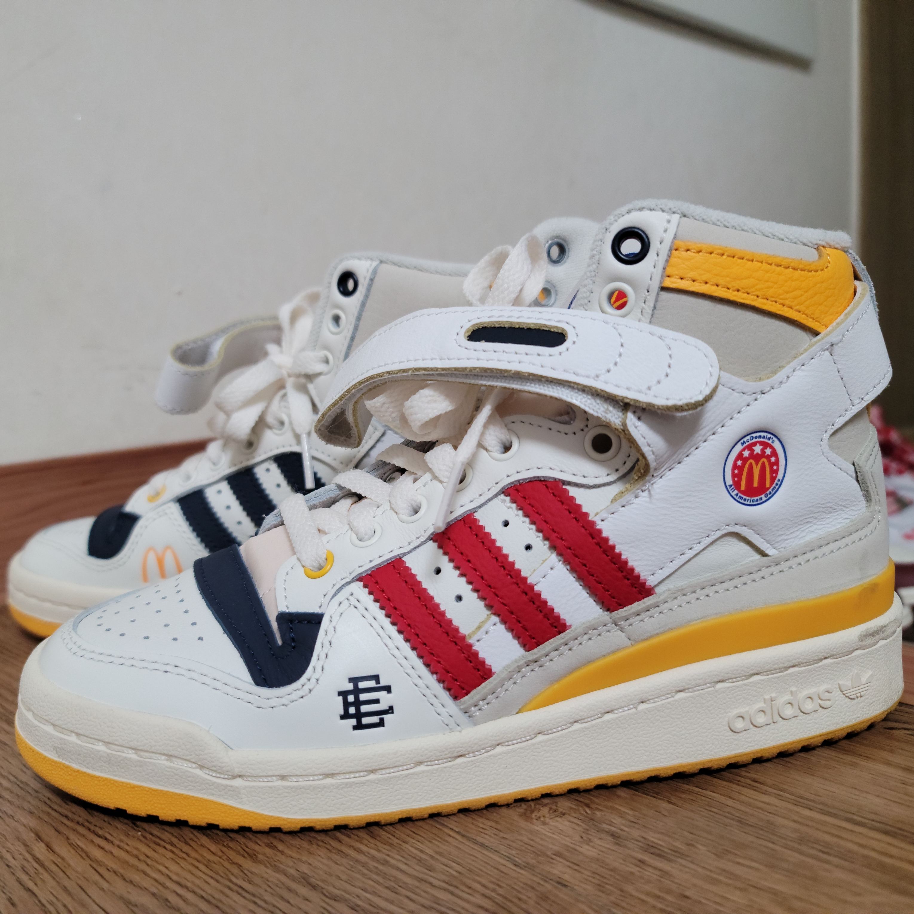 Adidas x Eric Emanuel Forum 84 High McDonald's All American, Jordan 1 Retro High OG University Blue 착용 스타일 - 1