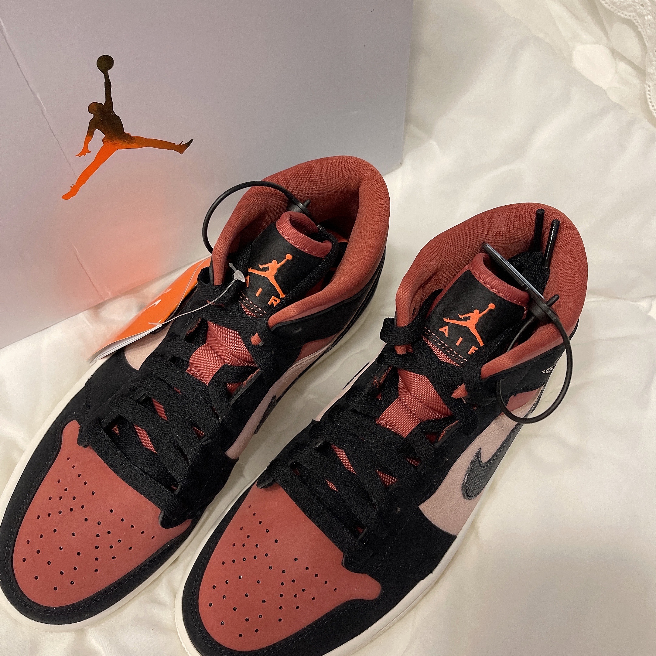 (W) Jordan 1 Mid Burgundy Dusty Pink 착용 스타일 - 4