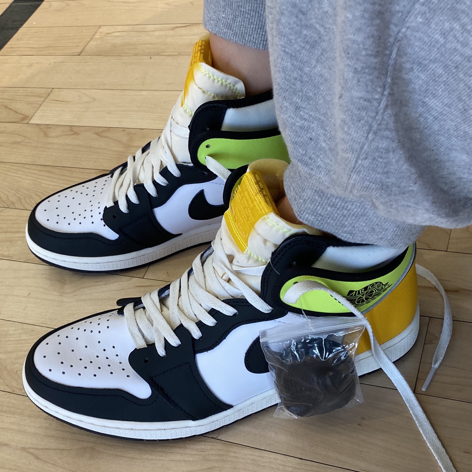 Jordan 1 Retro High OG Volt Gold 착용 스타일 - 4