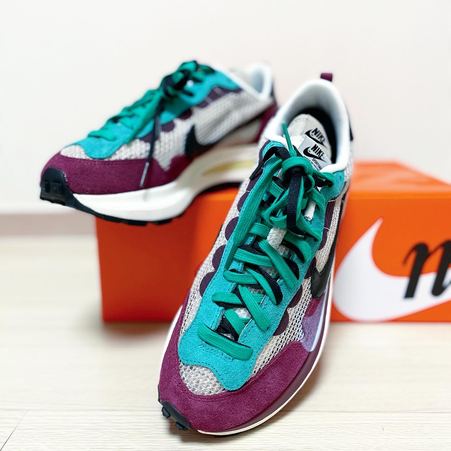 Nike x Sacai VaporWaffle String & Black Villain Red 착용 스타일 - 1