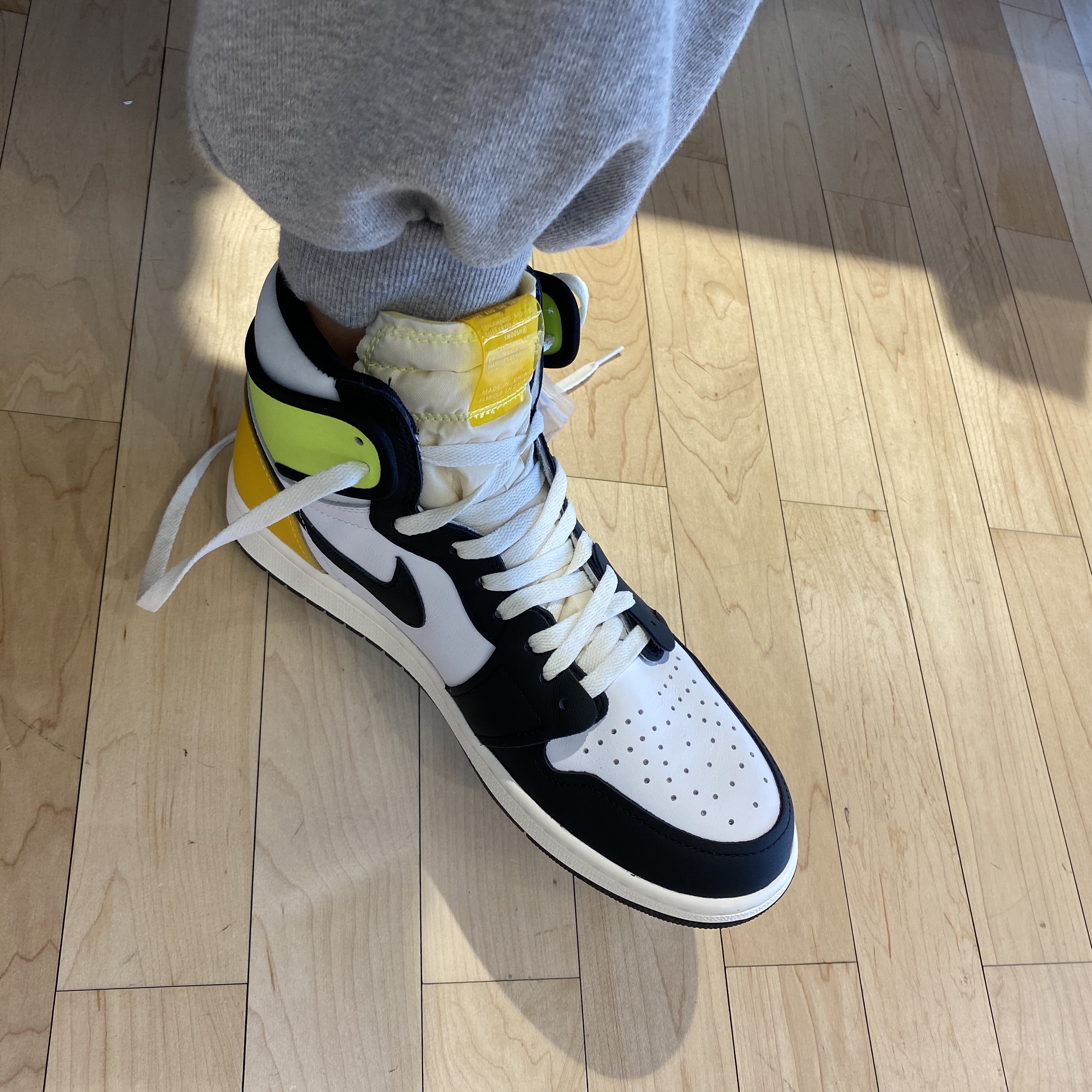 Jordan 1 Retro High OG Volt Gold 착용 스타일 - 2