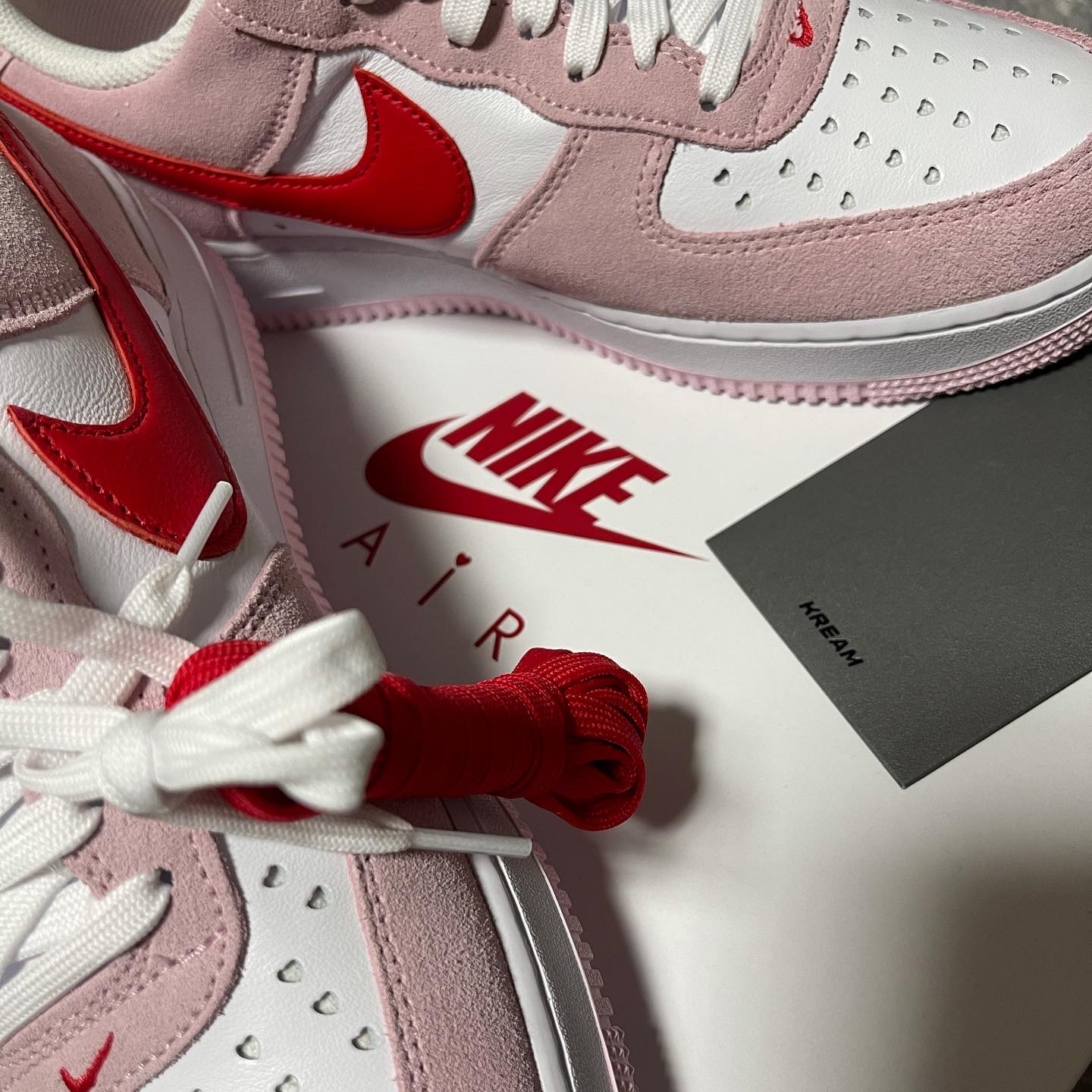 Nike Air Force 1 '07 QS Valentine's Day 착용 스타일 - 2