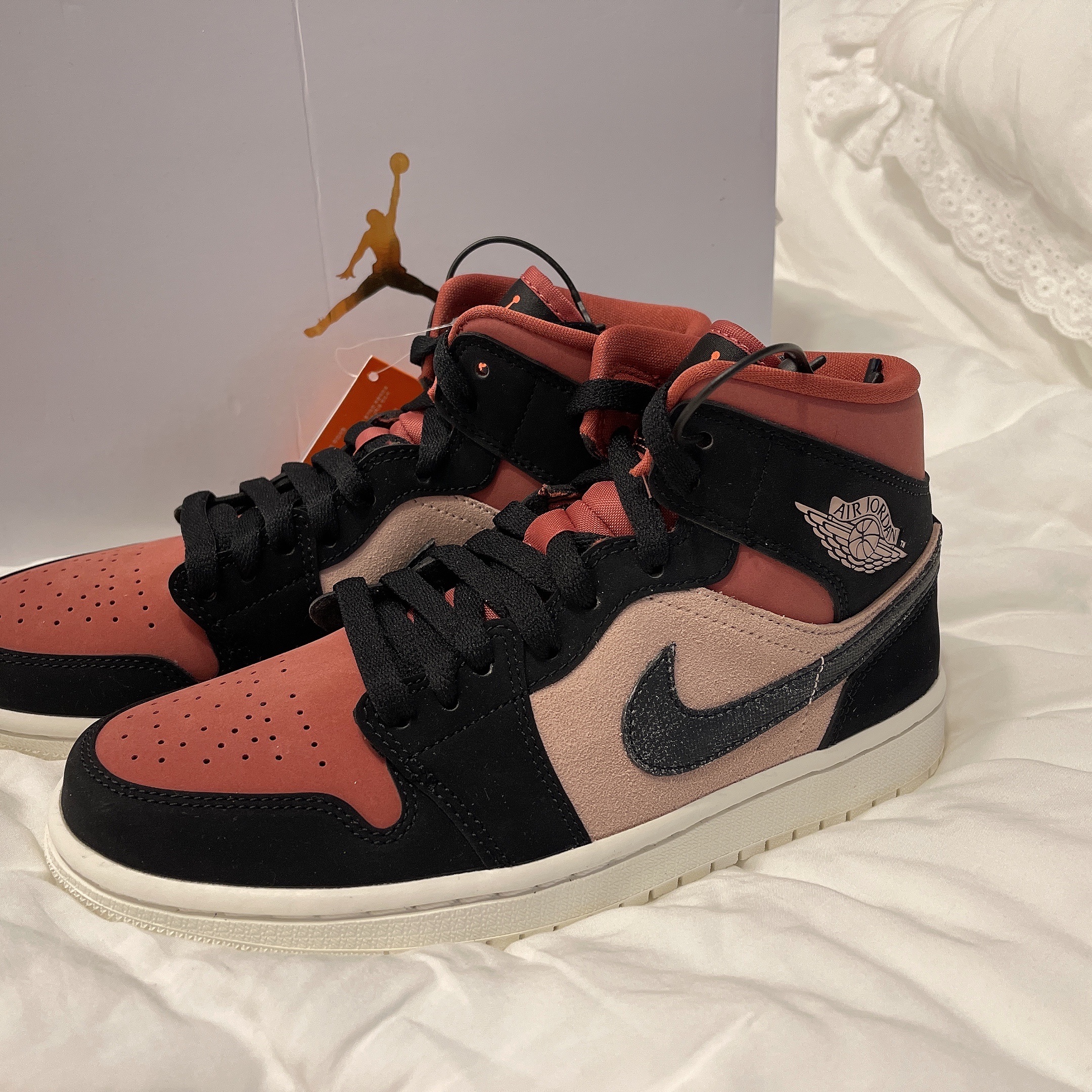 (W) Jordan 1 Mid Burgundy Dusty Pink 착용 스타일 - 1