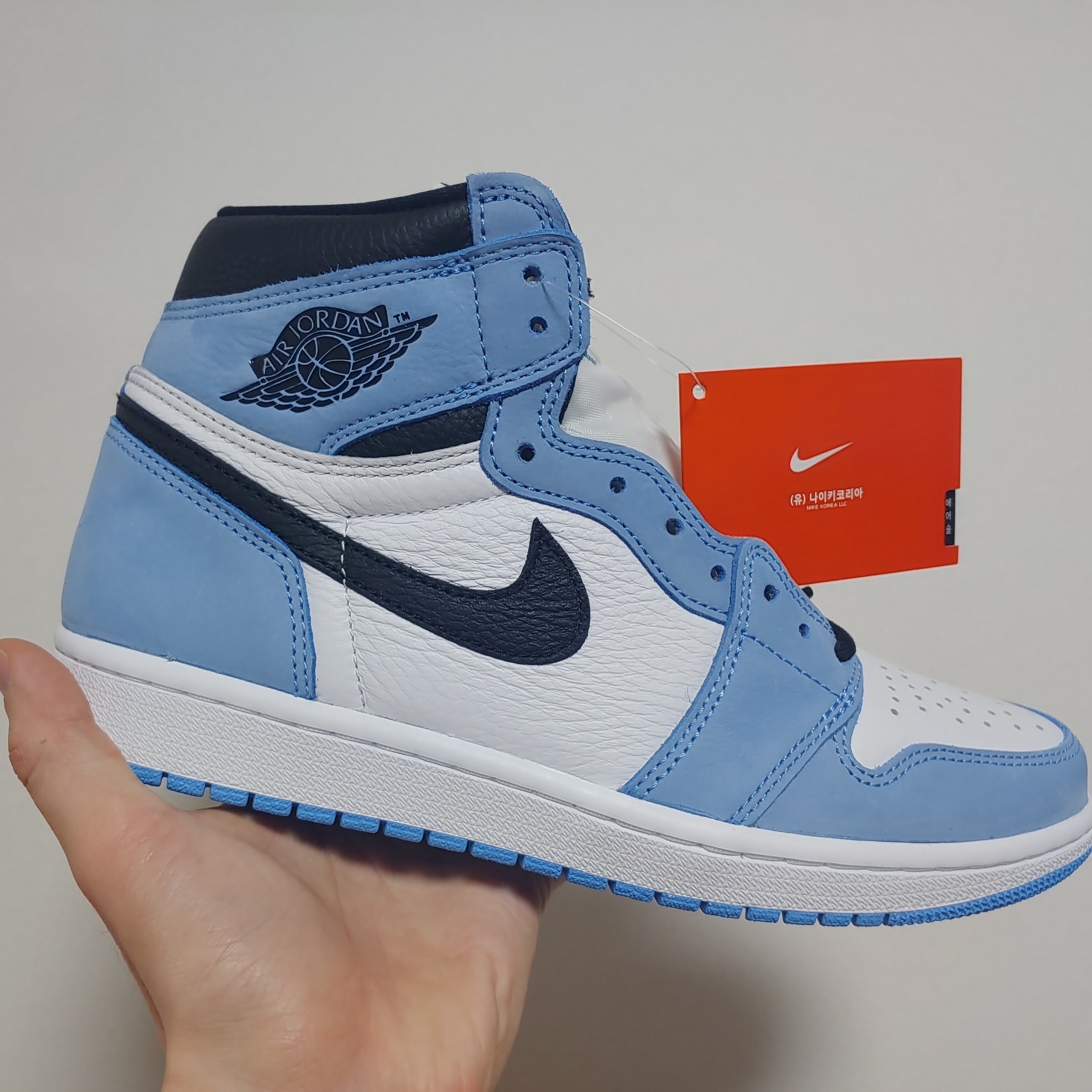 Jordan 1 Retro High OG University Blue 착용 스타일 - 1
