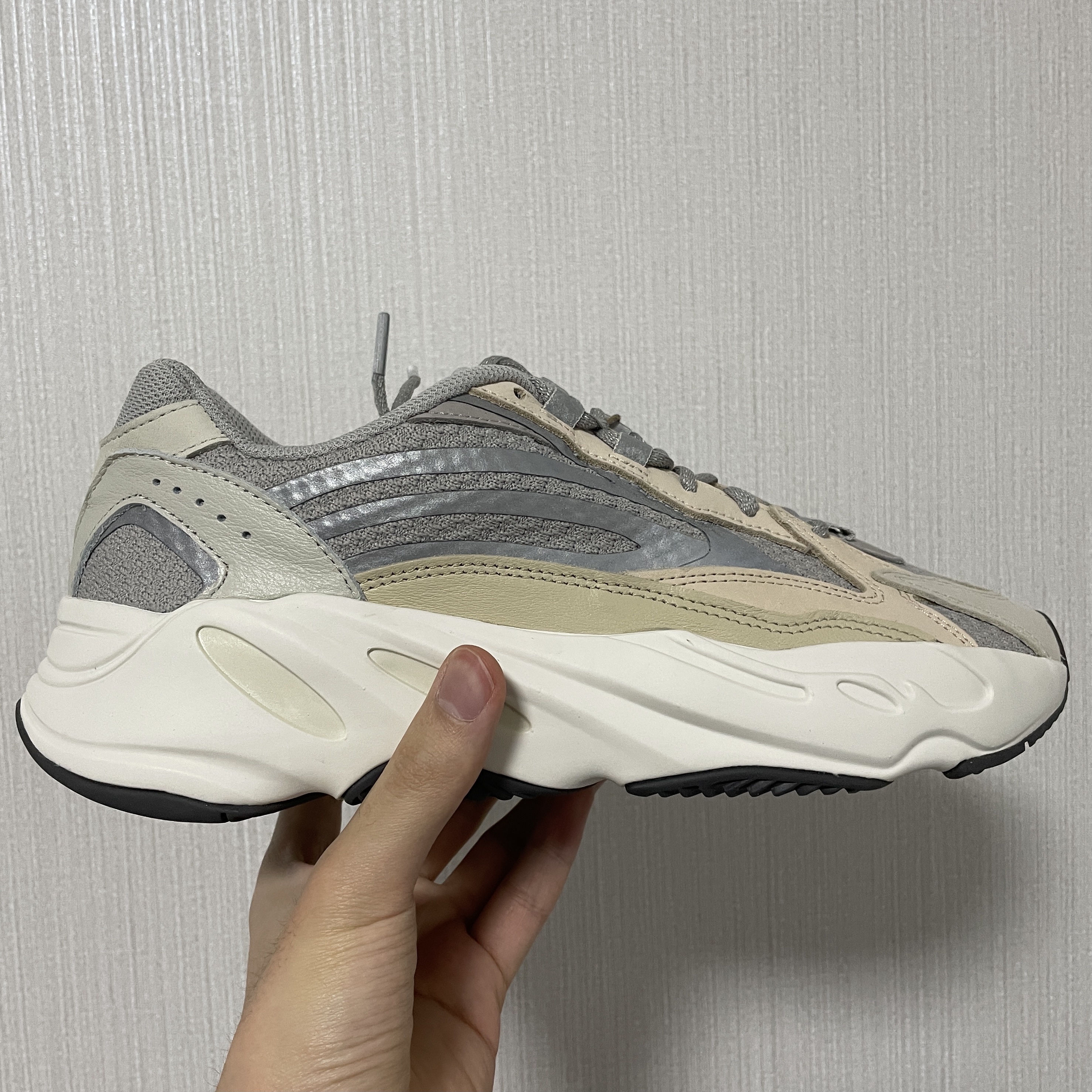 Adidas Yeezy Boost 700 V2 Cream 착용 스타일