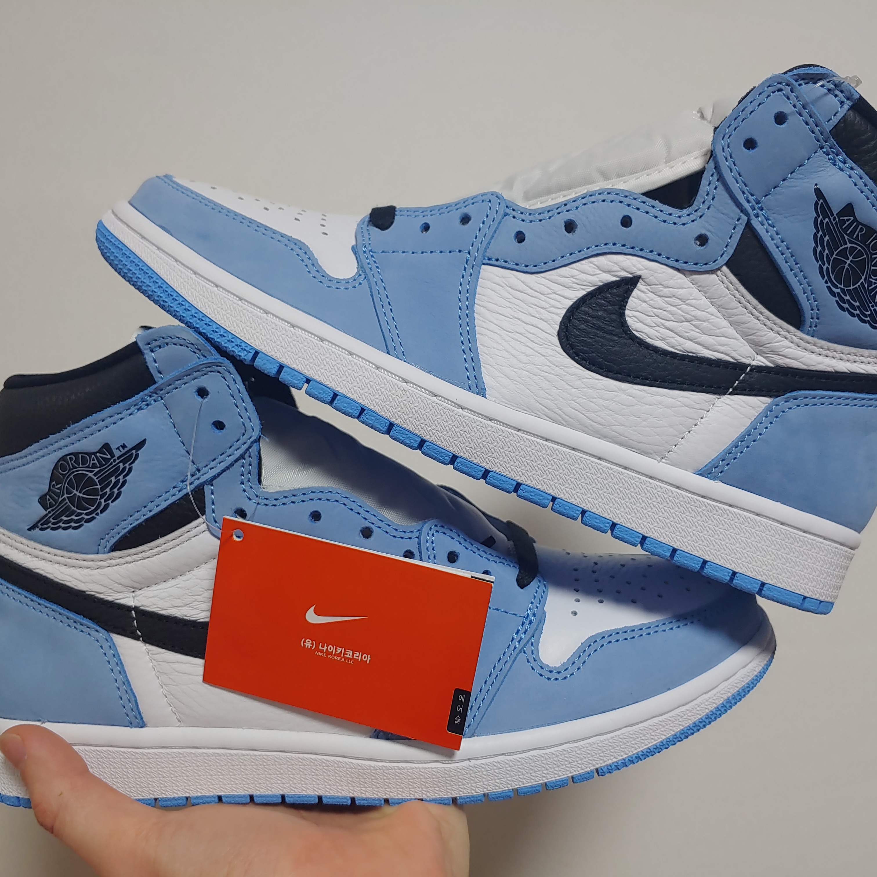 Jordan 1 Retro High OG University Blue 착용 스타일 - 2