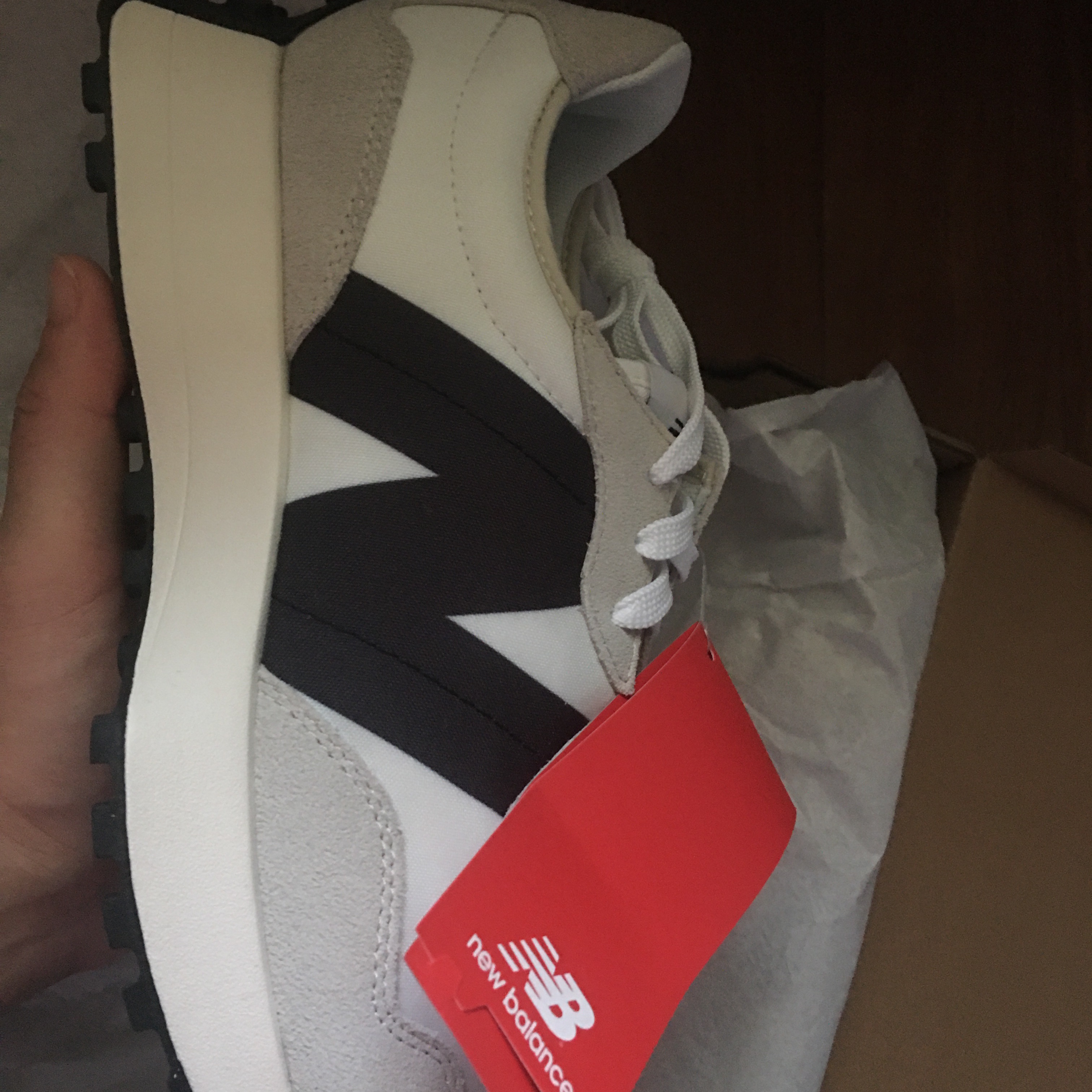 New Balance 327 White Black 착용 스타일