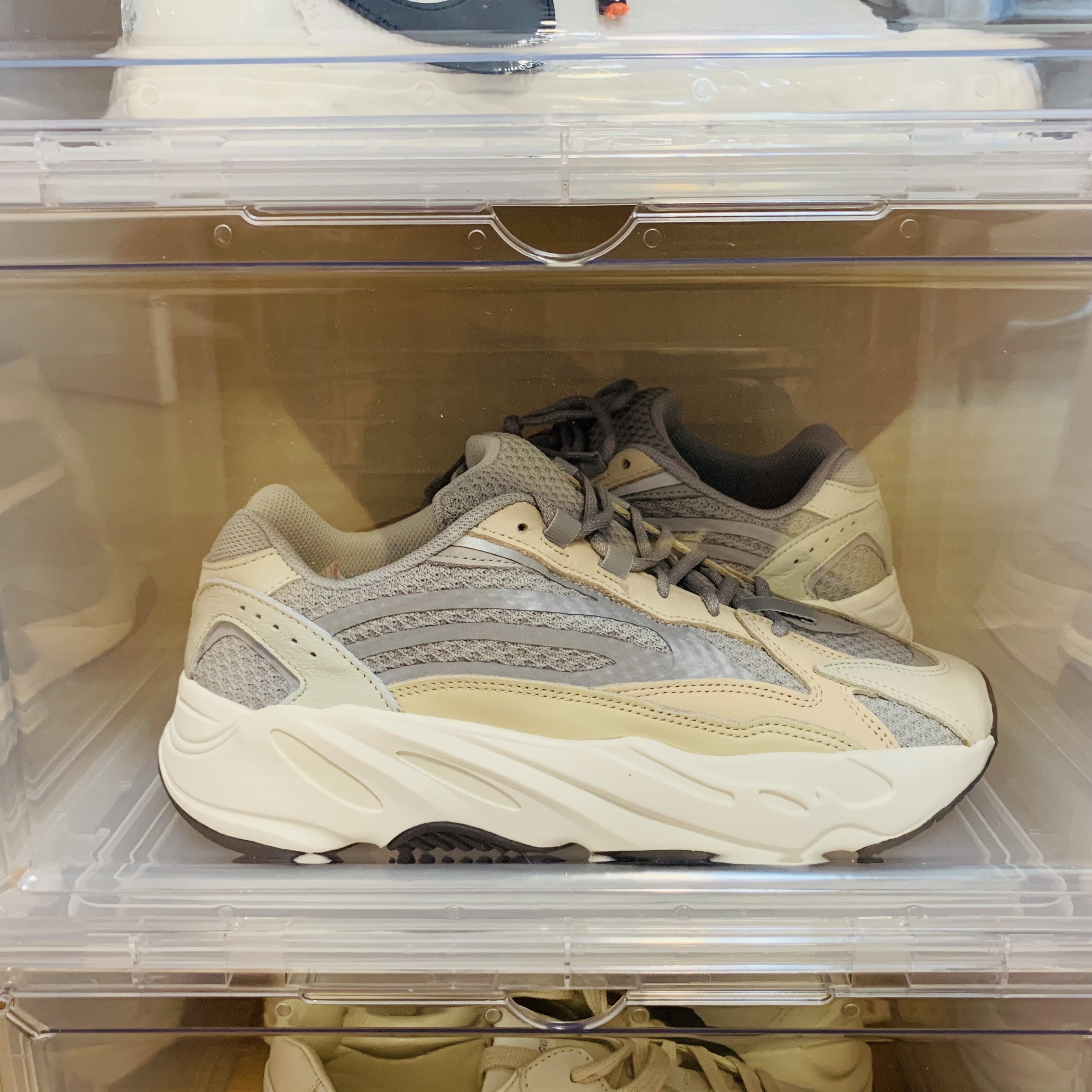Adidas Yeezy Boost 700 V2 Cream 착용 스타일
