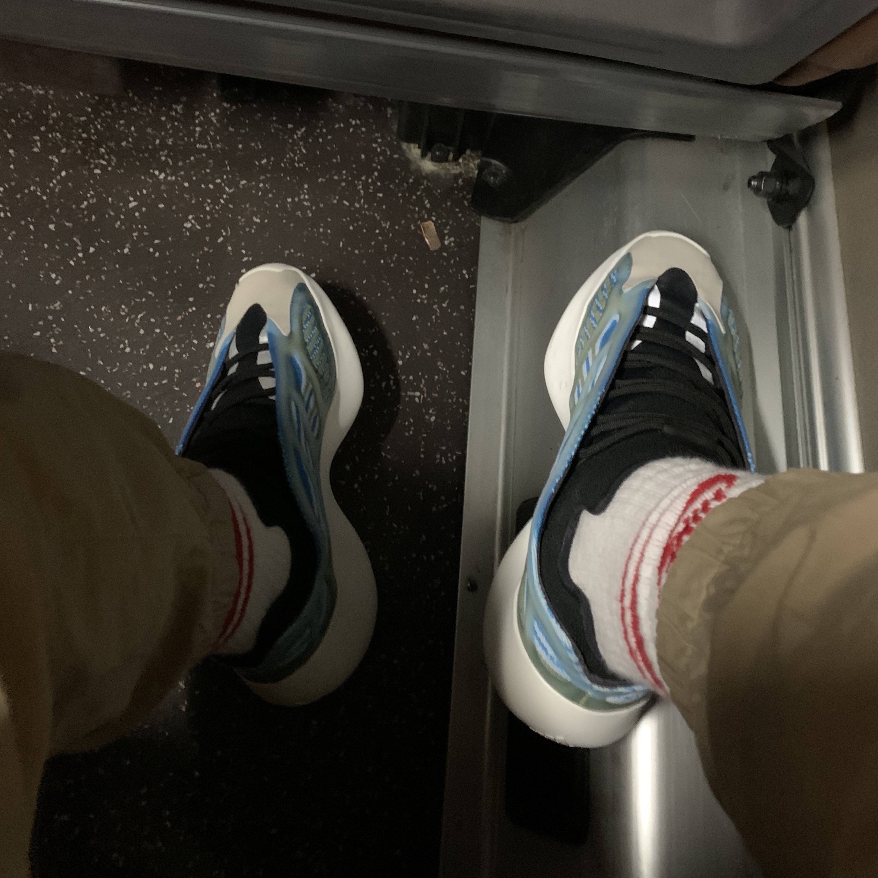 Adidas Yeezy 700 V3 Arzareth 착용 스타일