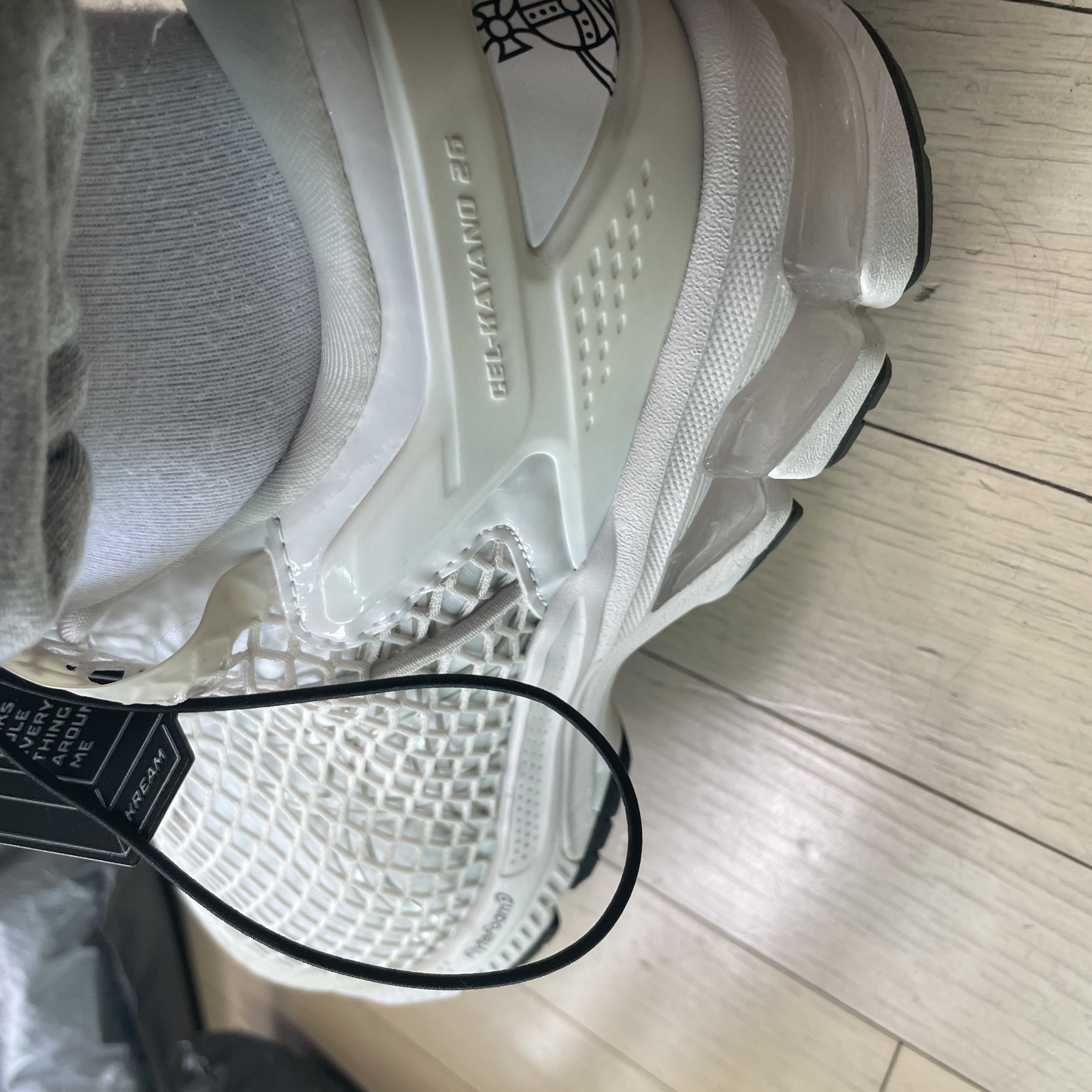 Asics x Vivienne Westwood Gel-Kayano 26 Birch White 착용 스타일 - 2