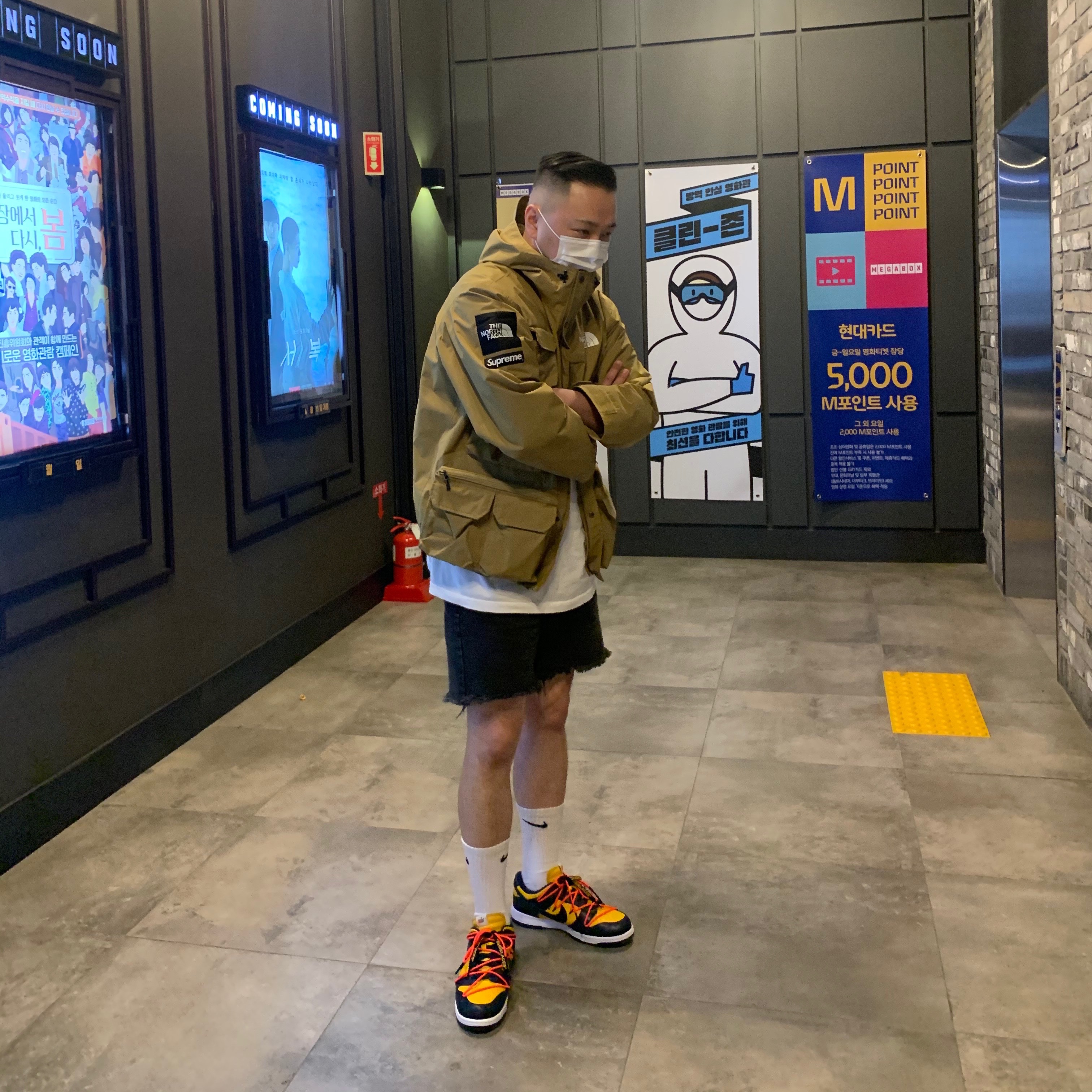 Supreme x The North Face Cargo Jacket Gold - 20SS, Nike x Off-White Dunk Low University Gold Midnight Navy 착용 스타일 - 1