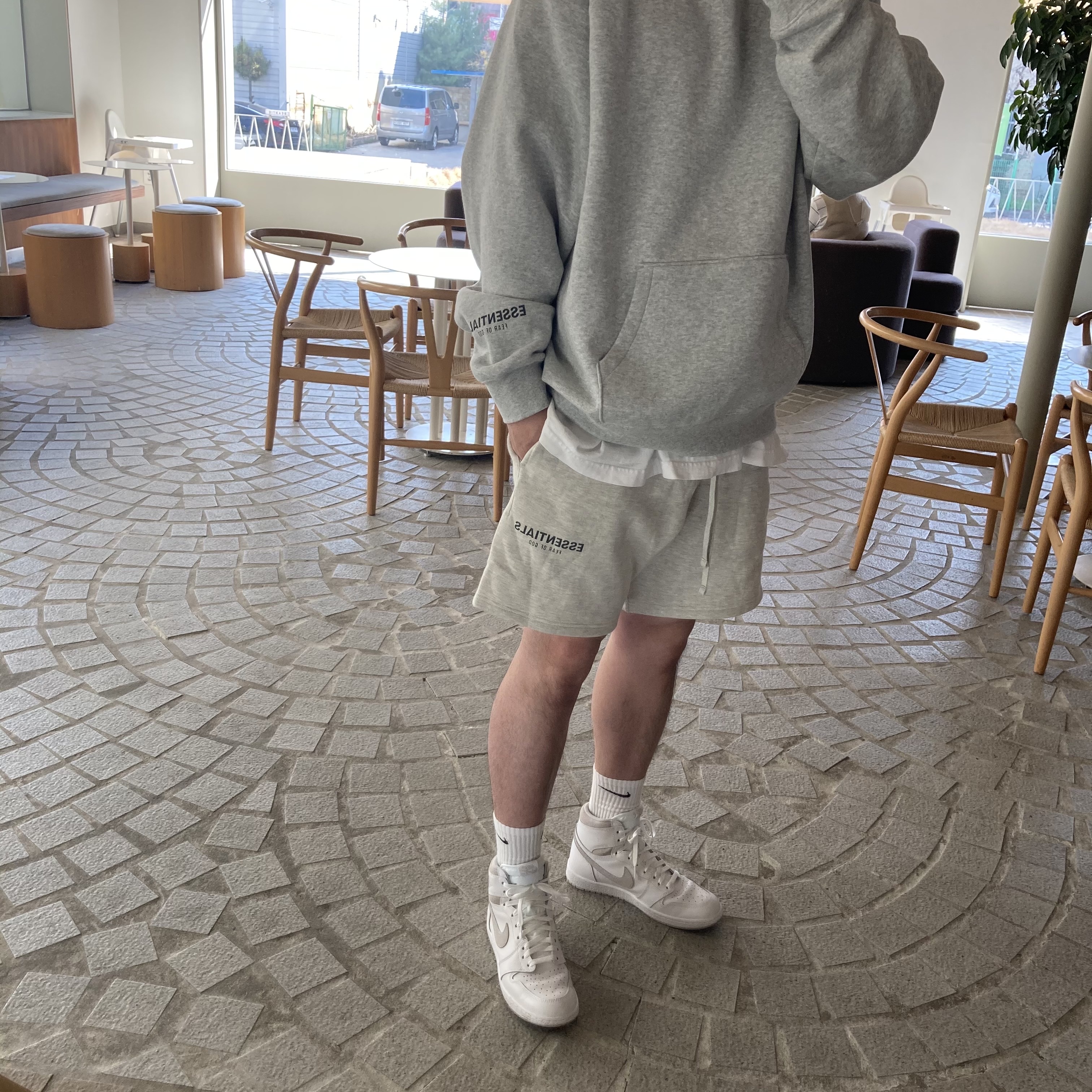 Essentials Fleece Shorts Oatmeal Heather - 20FW, Essentials 3D Silicon Applique Pullover Hoodie Heather Oatmeal/Dark Heather Oatmeal - 20FW 착용 스타일