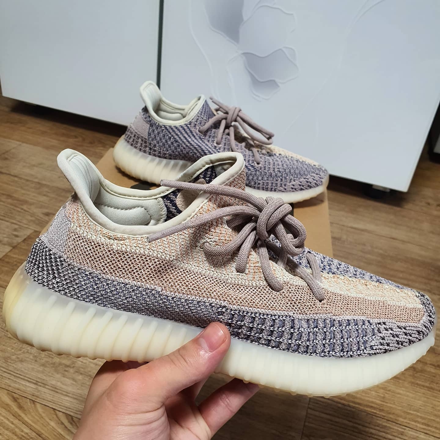 Adidas Yeezy Boost 350 V2 Ash Pearl 착용 스타일 - 2