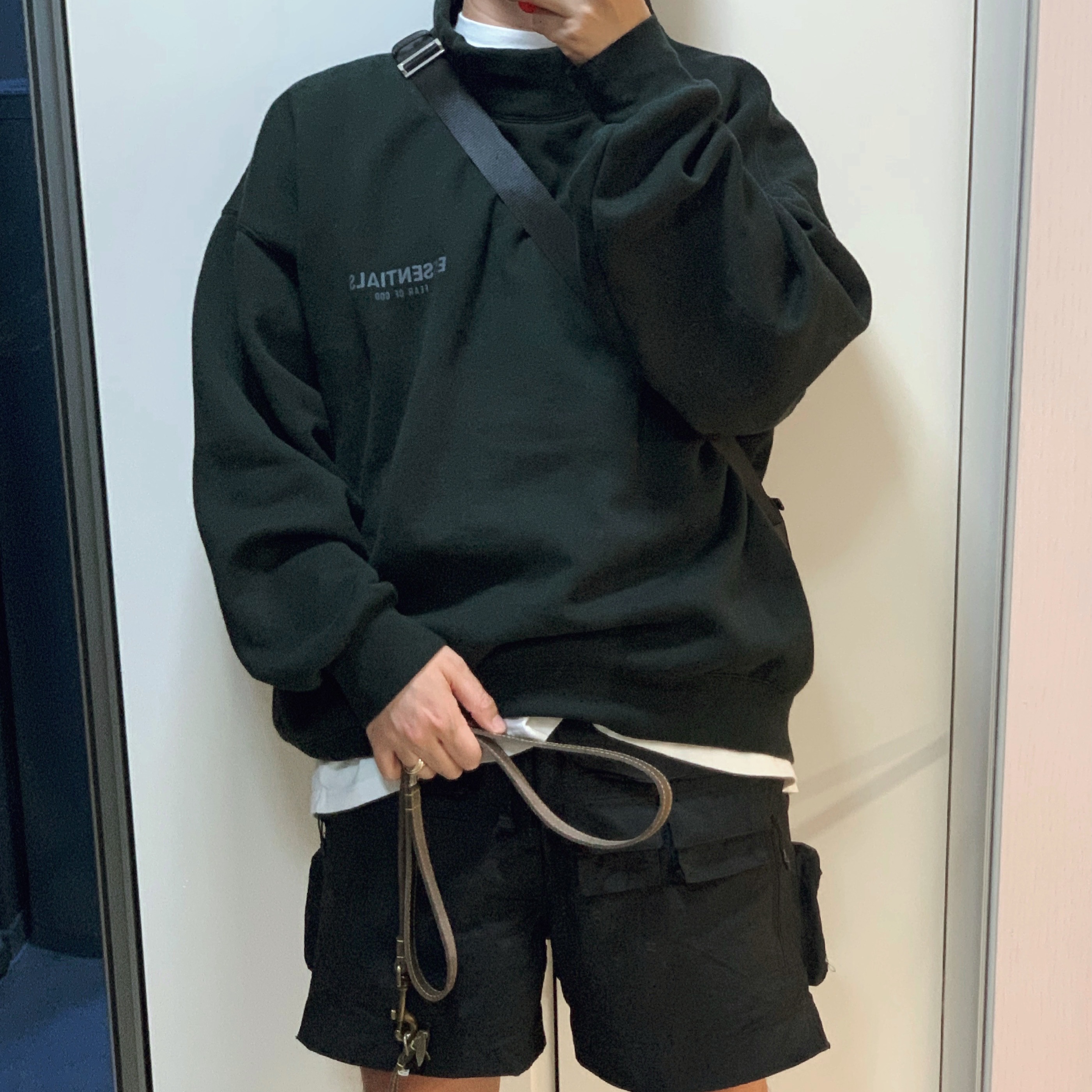 Essentials Pull-Over Mockneck Sweatshirt Black 2020, Oofos x Takahiromiyashita The Soloist Signature Flip-Flop Black White 착용 스타일 - 2
