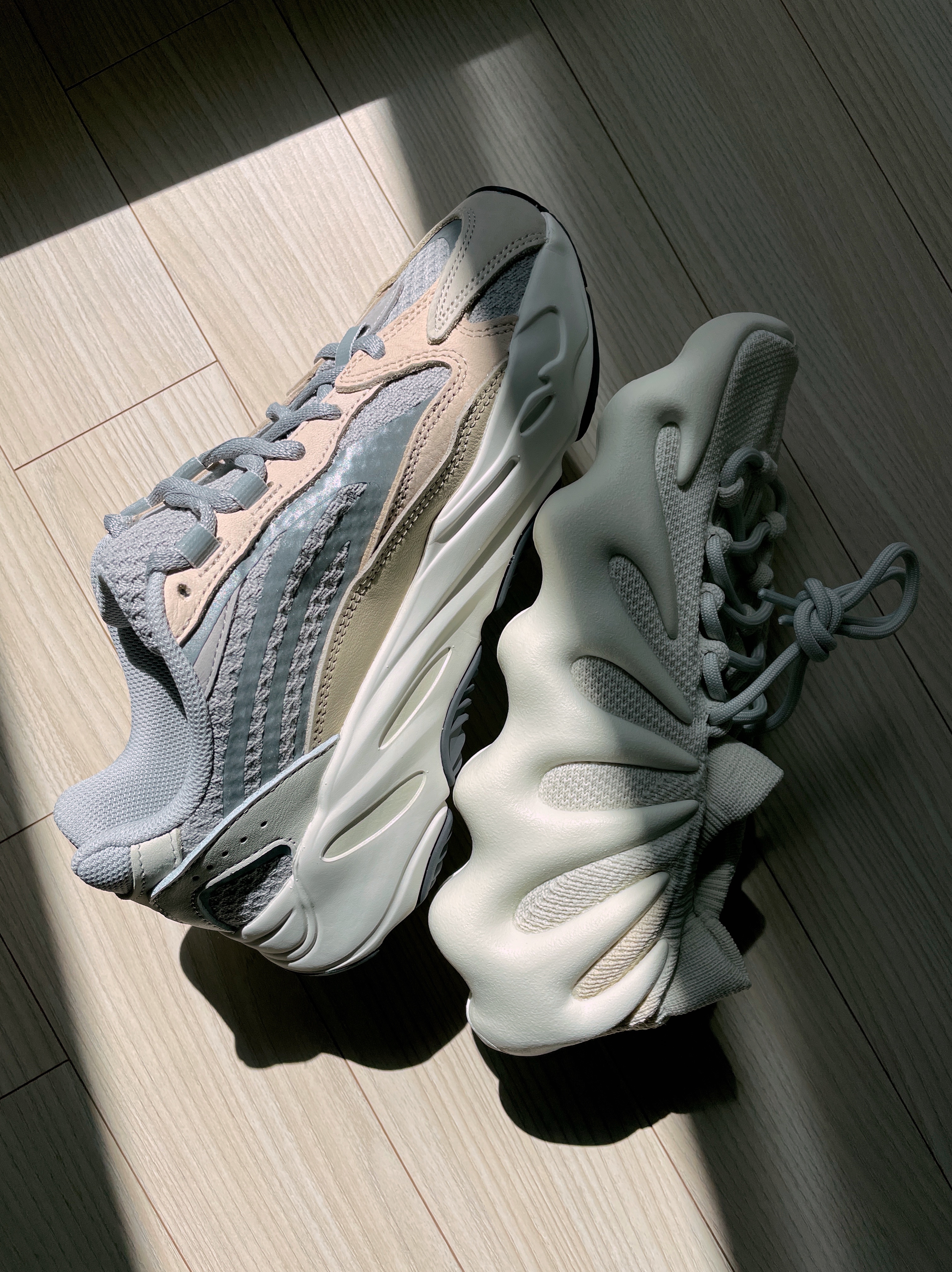 Adidas Yeezy 450 Cloud White, Adidas Yeezy Boost 700 V2 Cream 착용 스타일