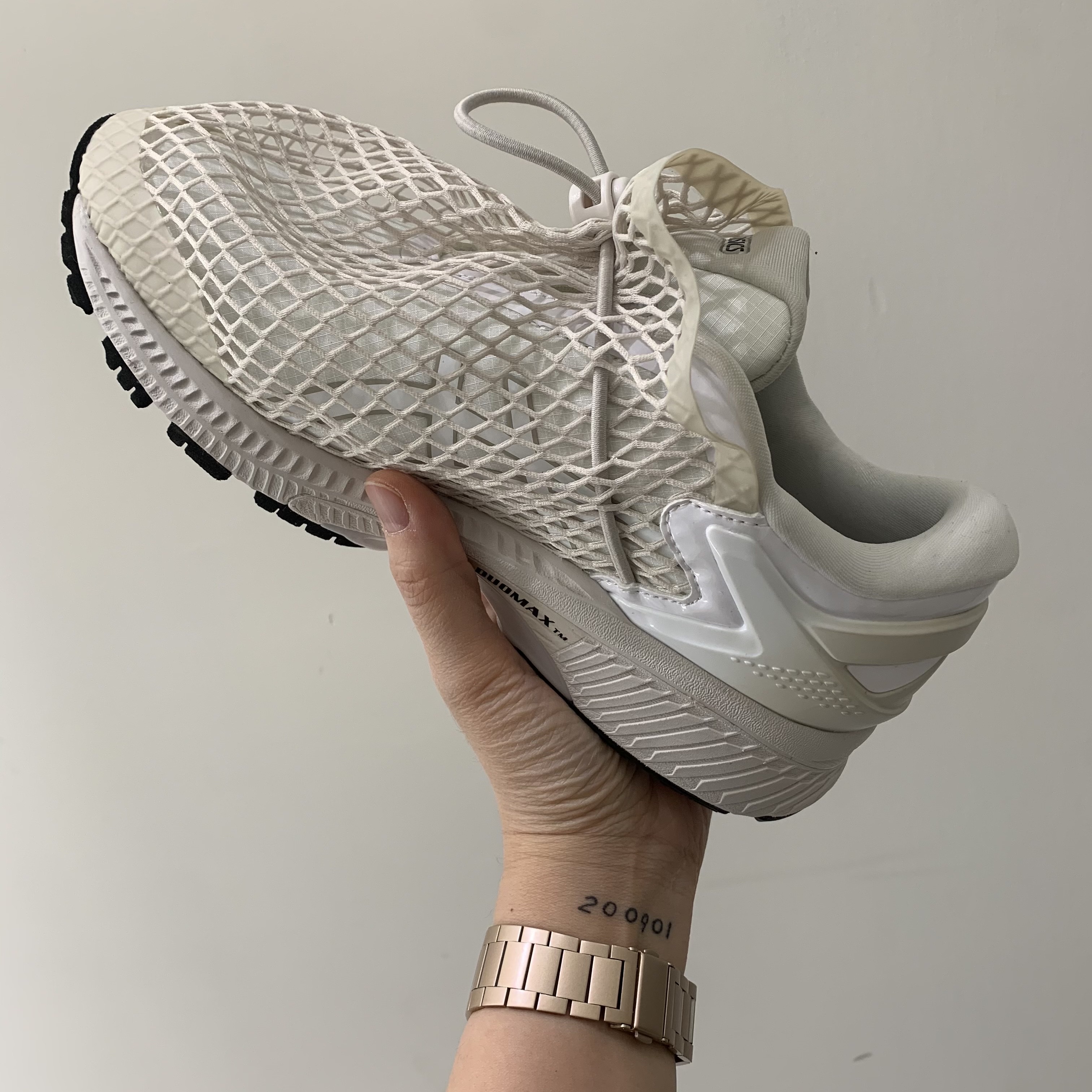 Asics x Vivienne Westwood Gel-Kayano 26 Birch White 착용 스타일 - 2