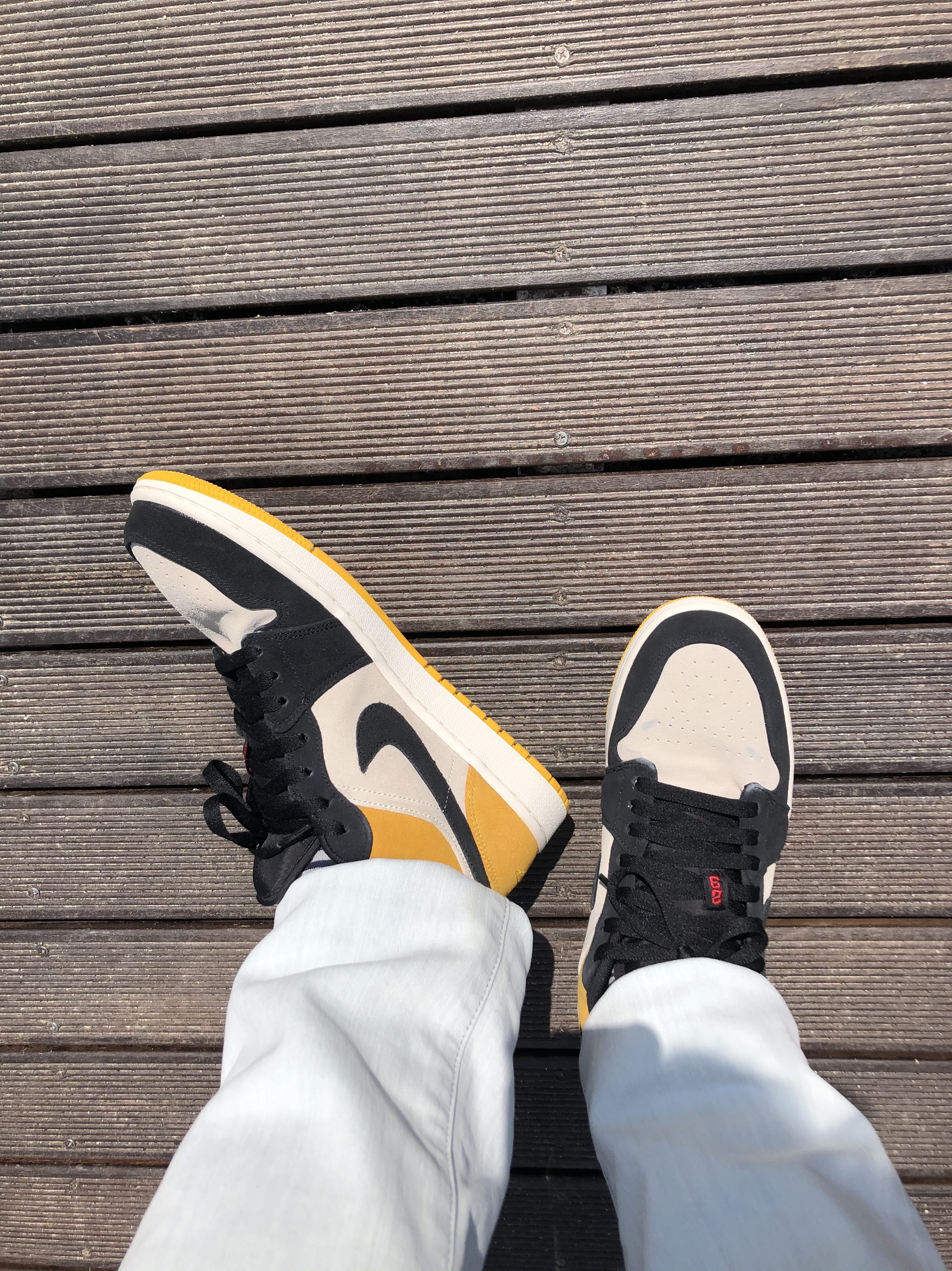 Jordan 1 Low Sail University Gold Black 착용 스타일 - 3