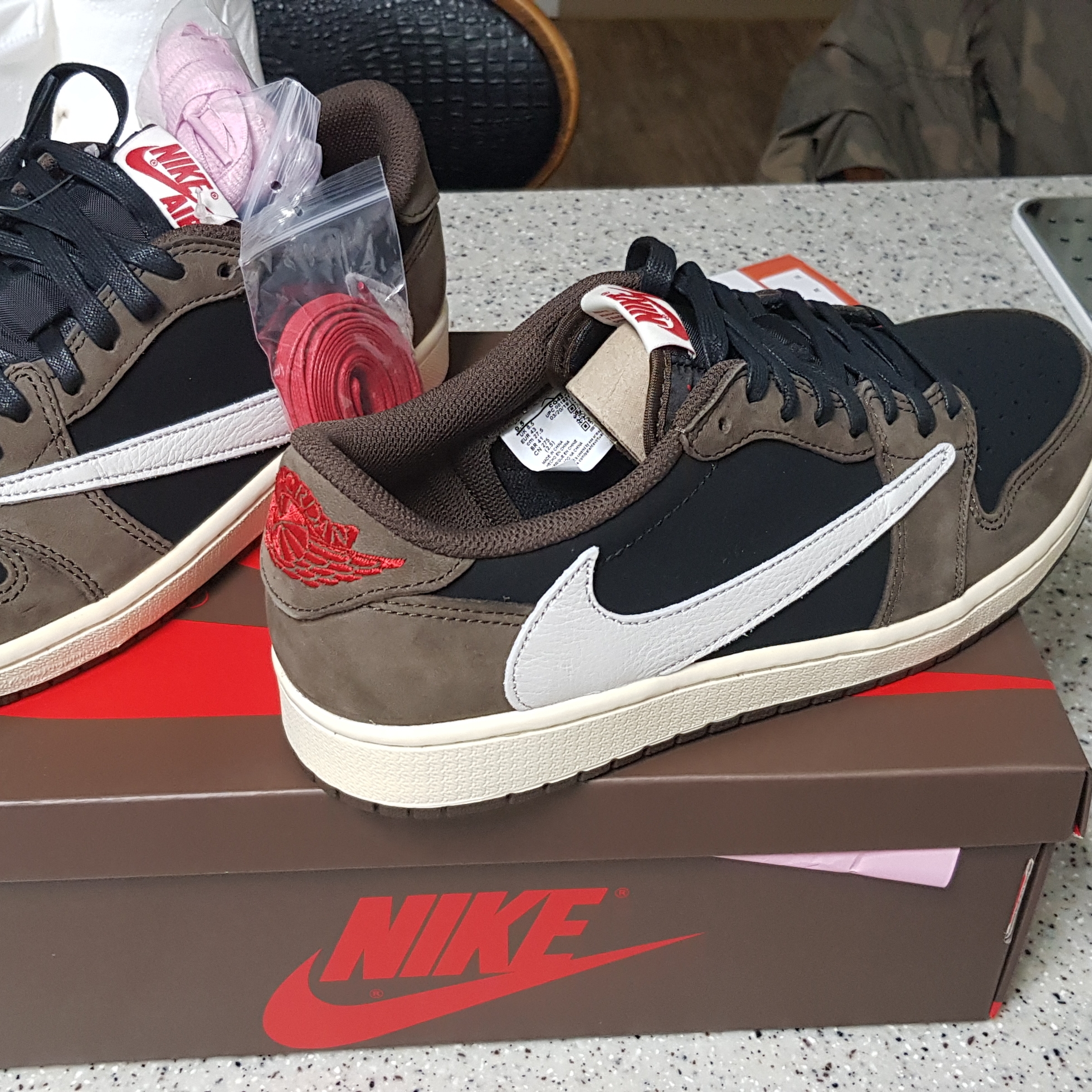 Jordan 1 x Travis Scott Retro Low OG SP Mocha 착용 스타일
