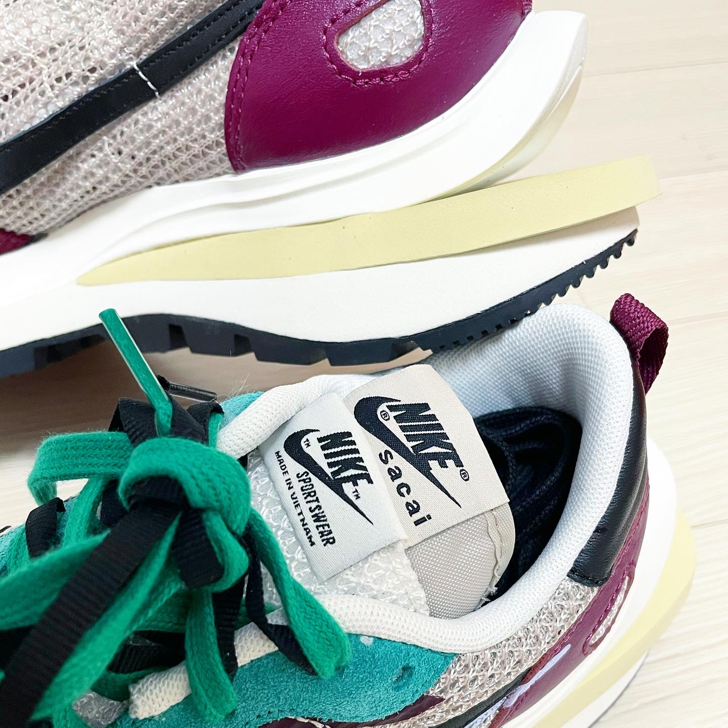 Nike x Sacai VaporWaffle String & Black Villain Red 착용 스타일 - 3