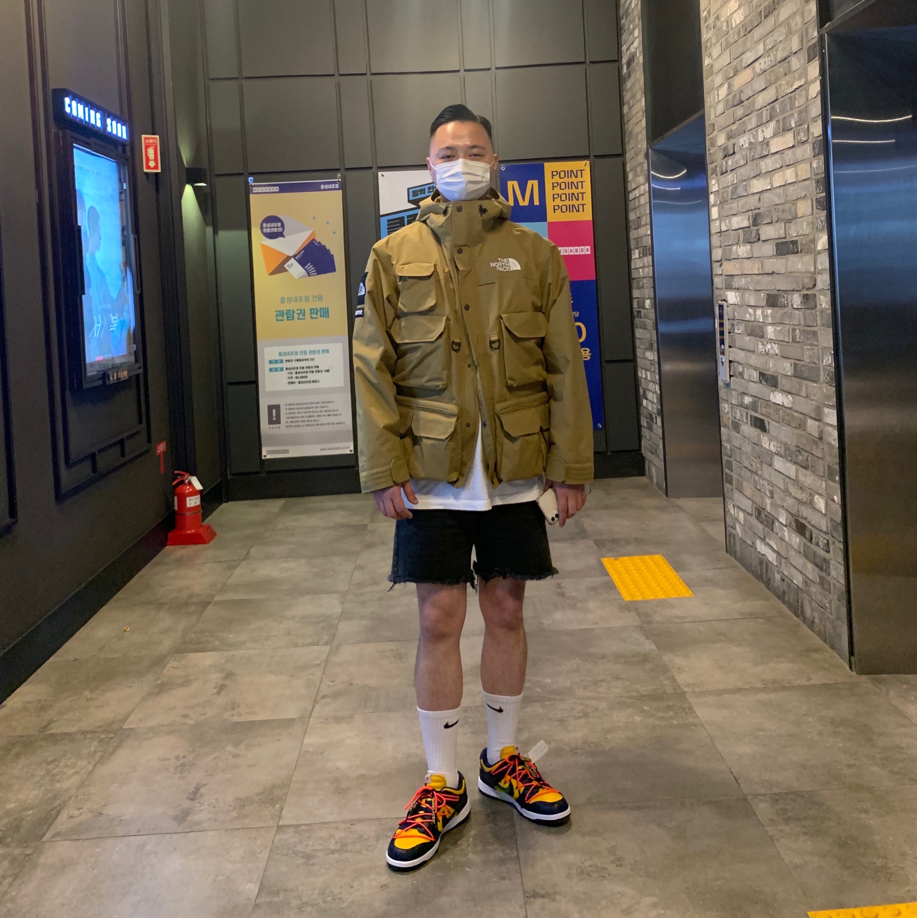 Supreme x The North Face Cargo Jacket Gold - 20SS, Nike x Off-White Dunk Low University Gold Midnight Navy 착용 스타일 - 2
