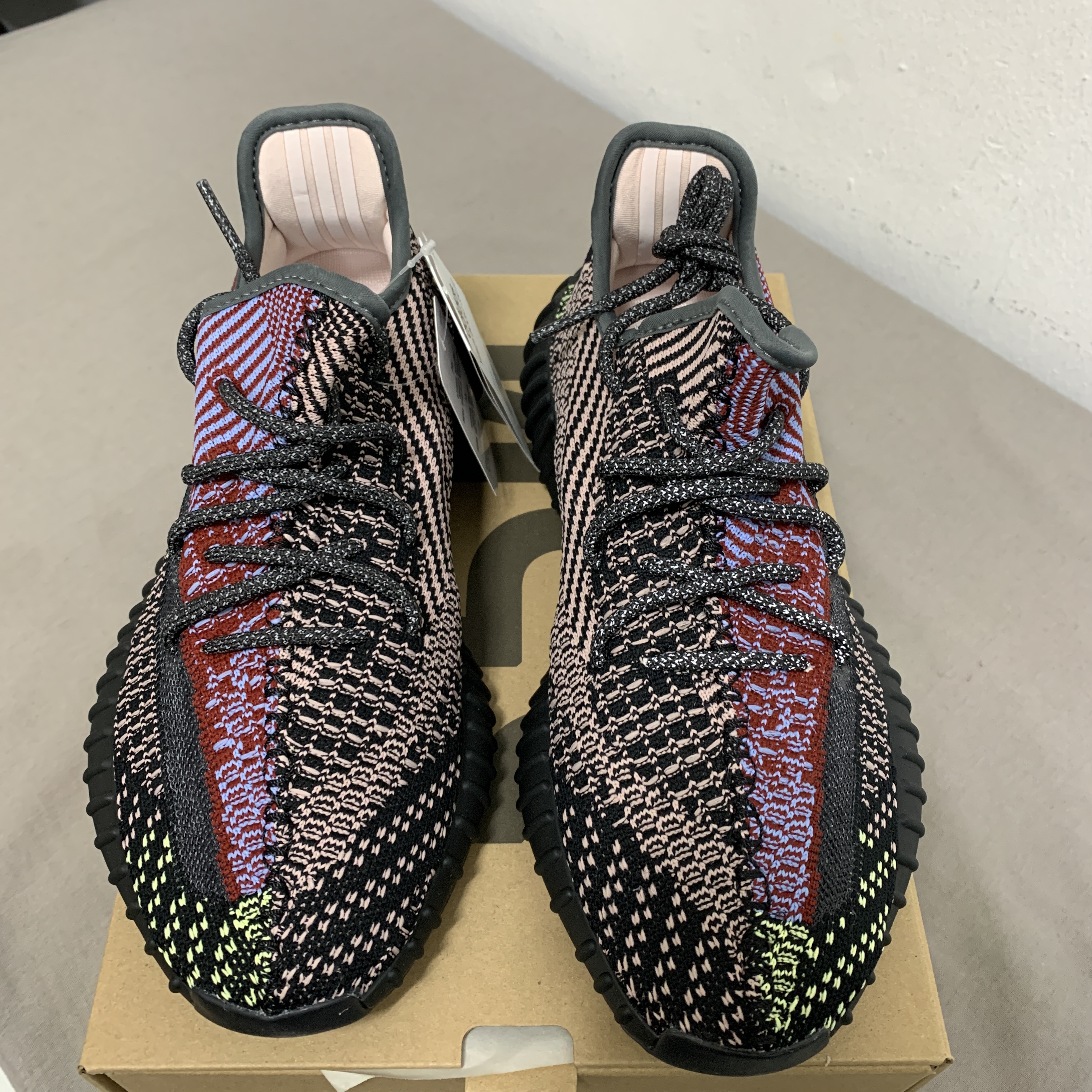 Adidas Yeezy Boost 350 V2 Yecheil - Non-Reflective 착용 스타일