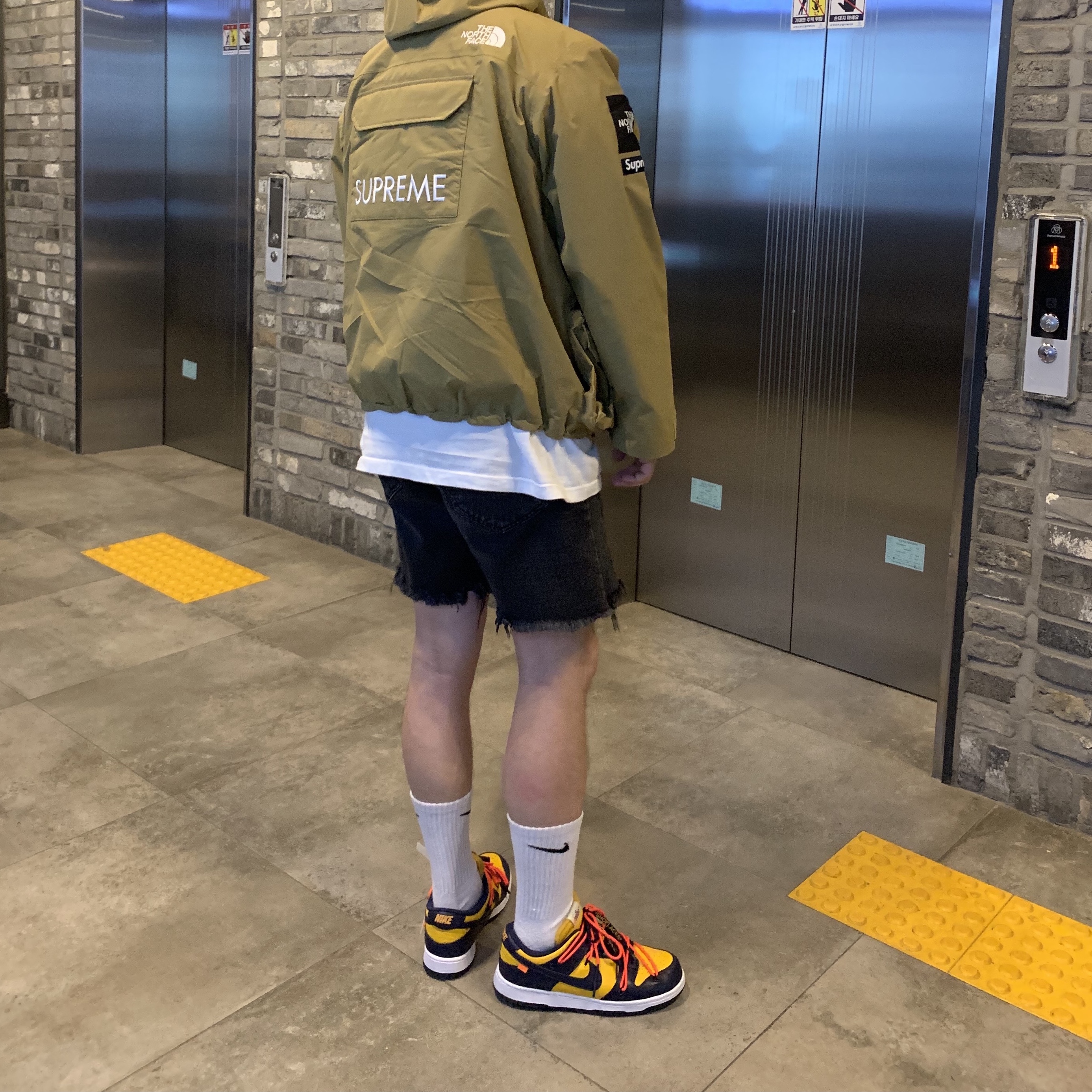 Supreme x The North Face Cargo Jacket Gold - 20SS, Nike x Off-White Dunk Low University Gold Midnight Navy 착용 스타일 - 3