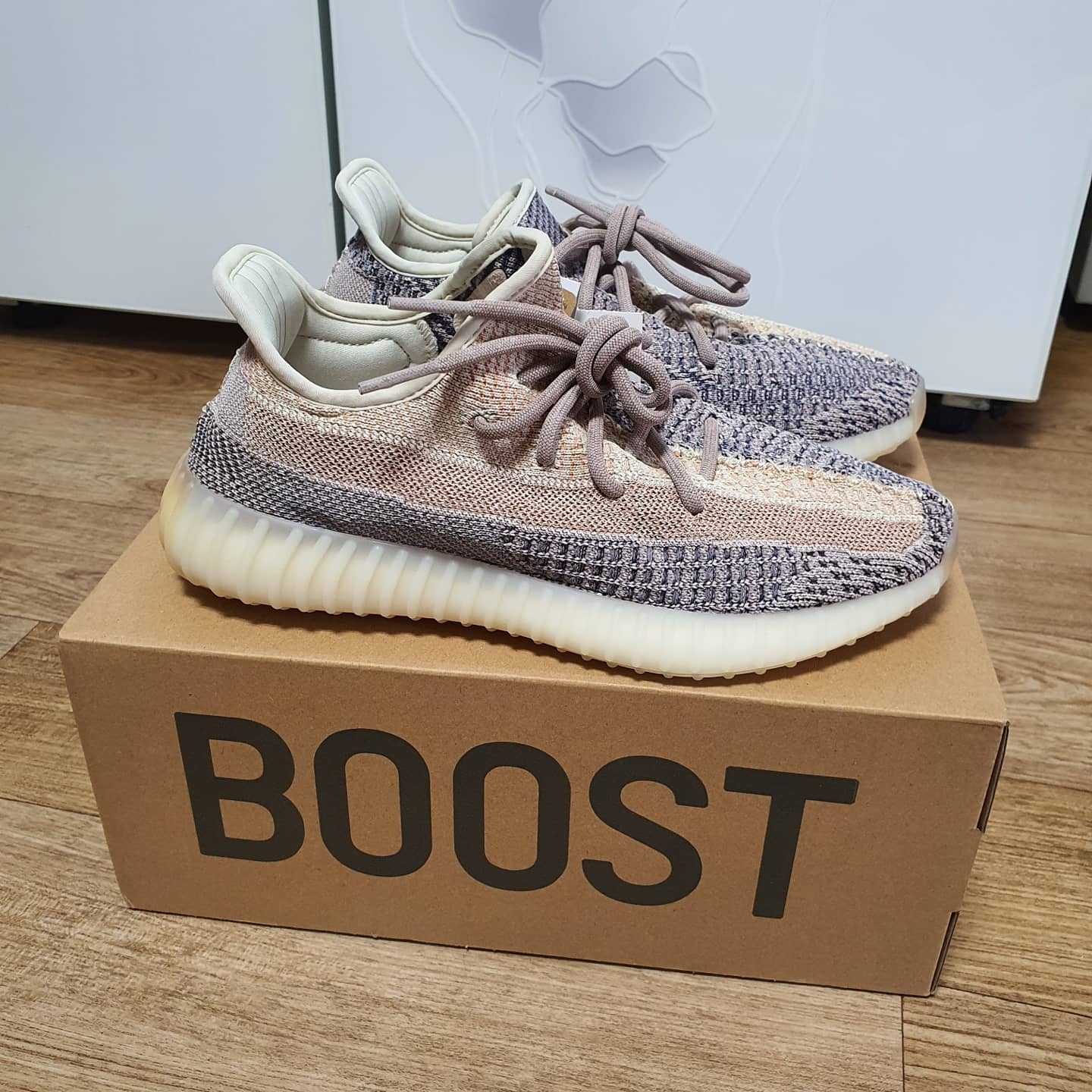 Adidas Yeezy Boost 350 V2 Ash Pearl 착용 스타일 - 3