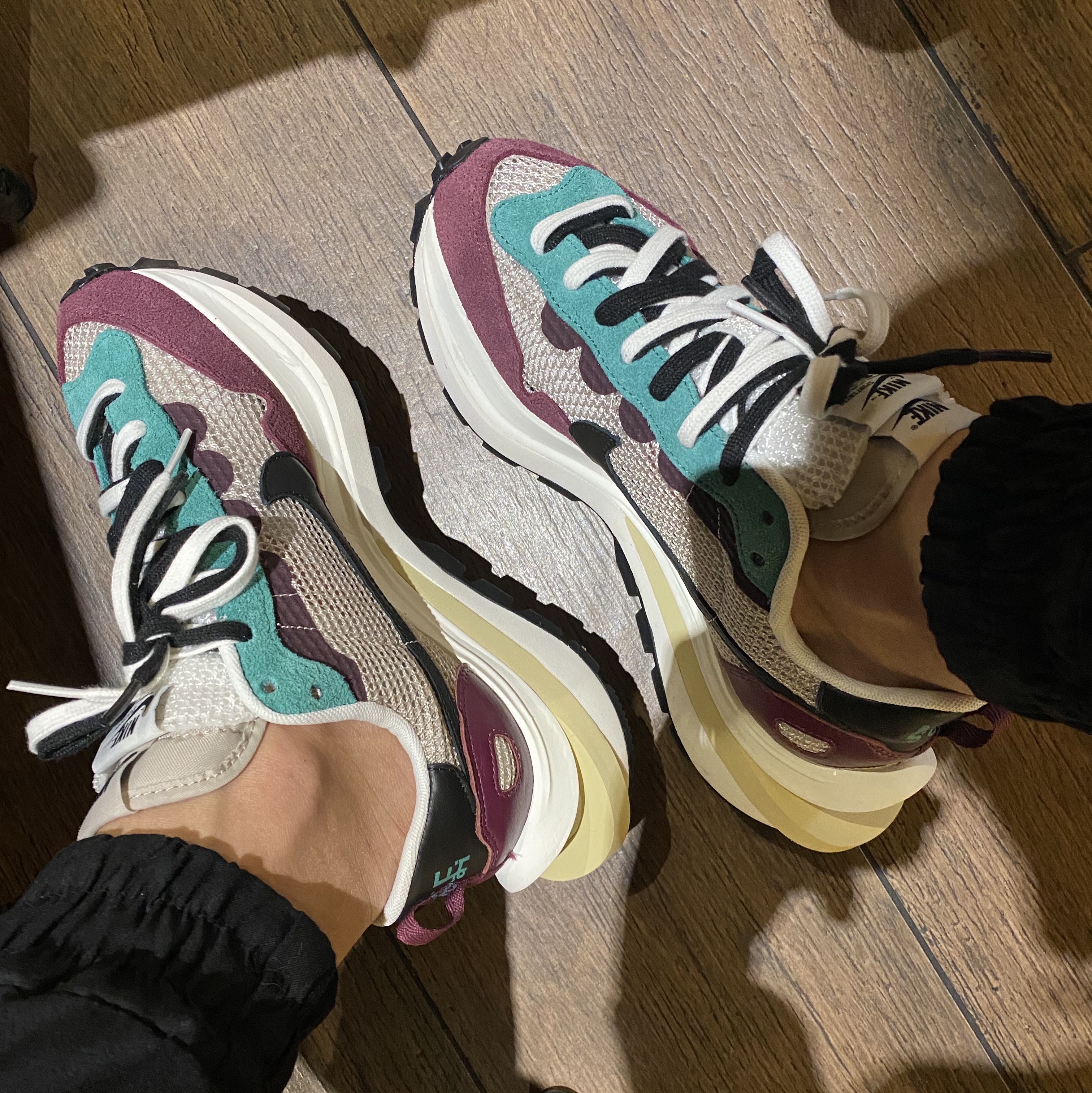 Nike x Sacai VaporWaffle String & Black Villain Red 착용 스타일 - 2