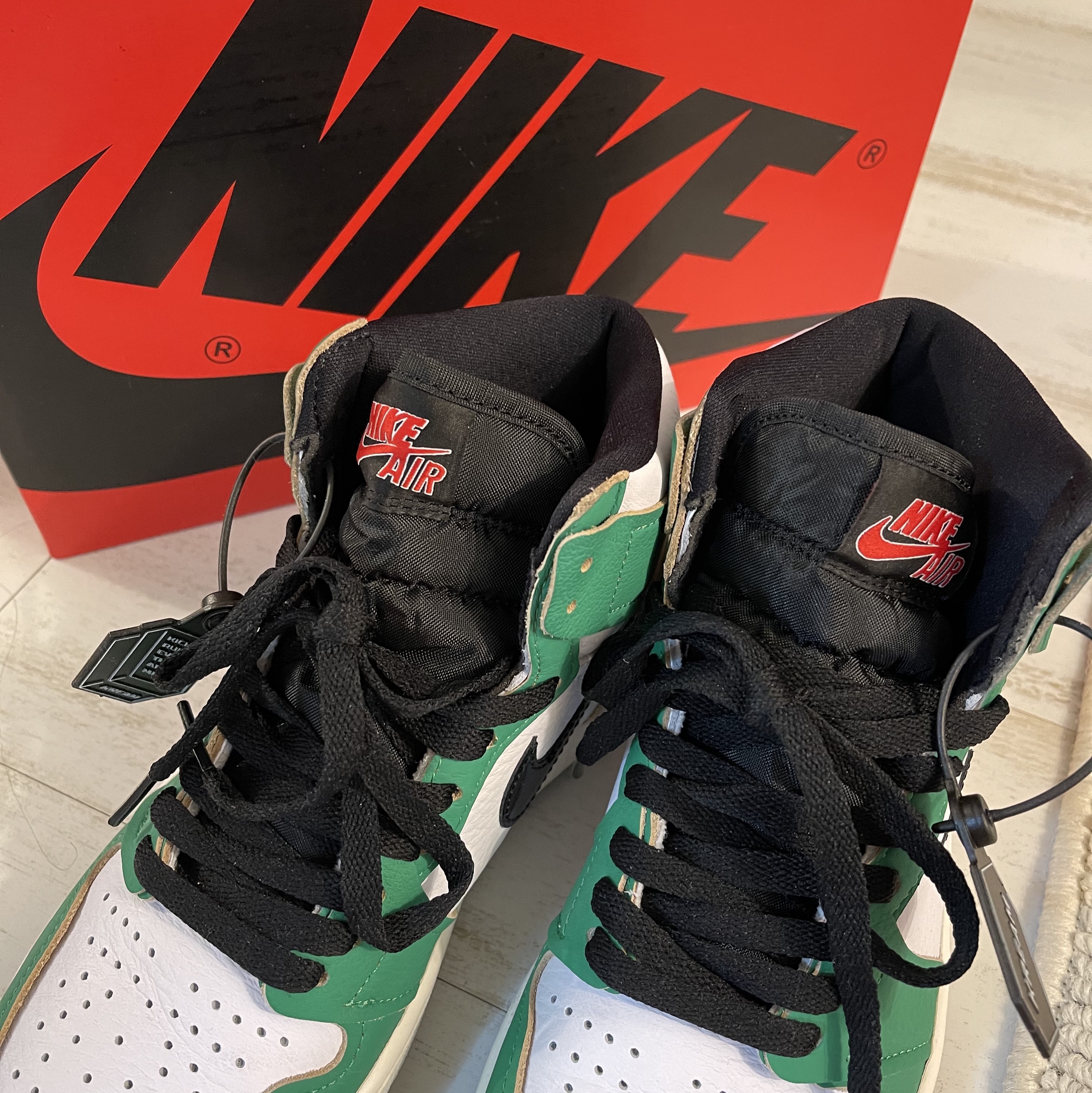 (W) Jordan 1 Retro High OG Lucky Green 착용 스타일 - 2